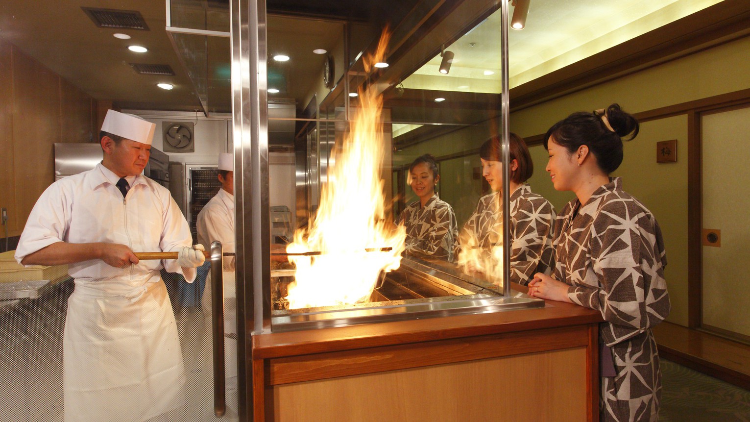 大人だけではなく、小さなお子様も喜んでいただける豪快な【わら焼きタタキ】の実演！