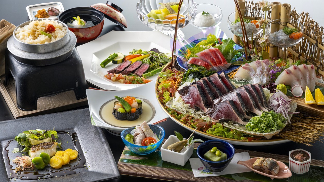 【旬彩物語／船遊びコース】タタキや鮮魚を豪快に盛り付けた皿鉢料理に和牛ローストビーフなど弾む土佐の心
