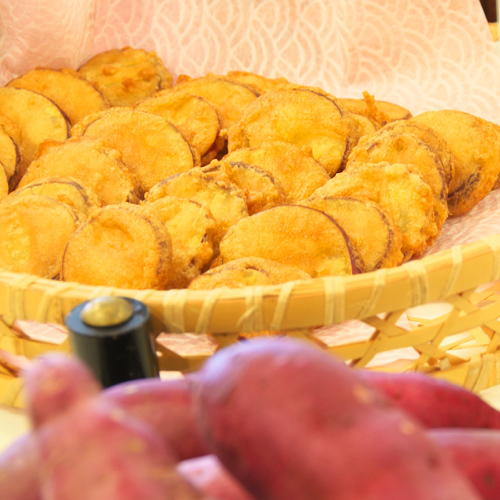 You can eat "Imoten" from Sunday market for breakfast ♪