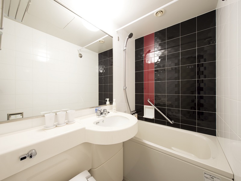 【バスルーム】清潔で広々としたバスルームは、ホテルヴィラフォンテーヌ・ヴィラージュの特徴です