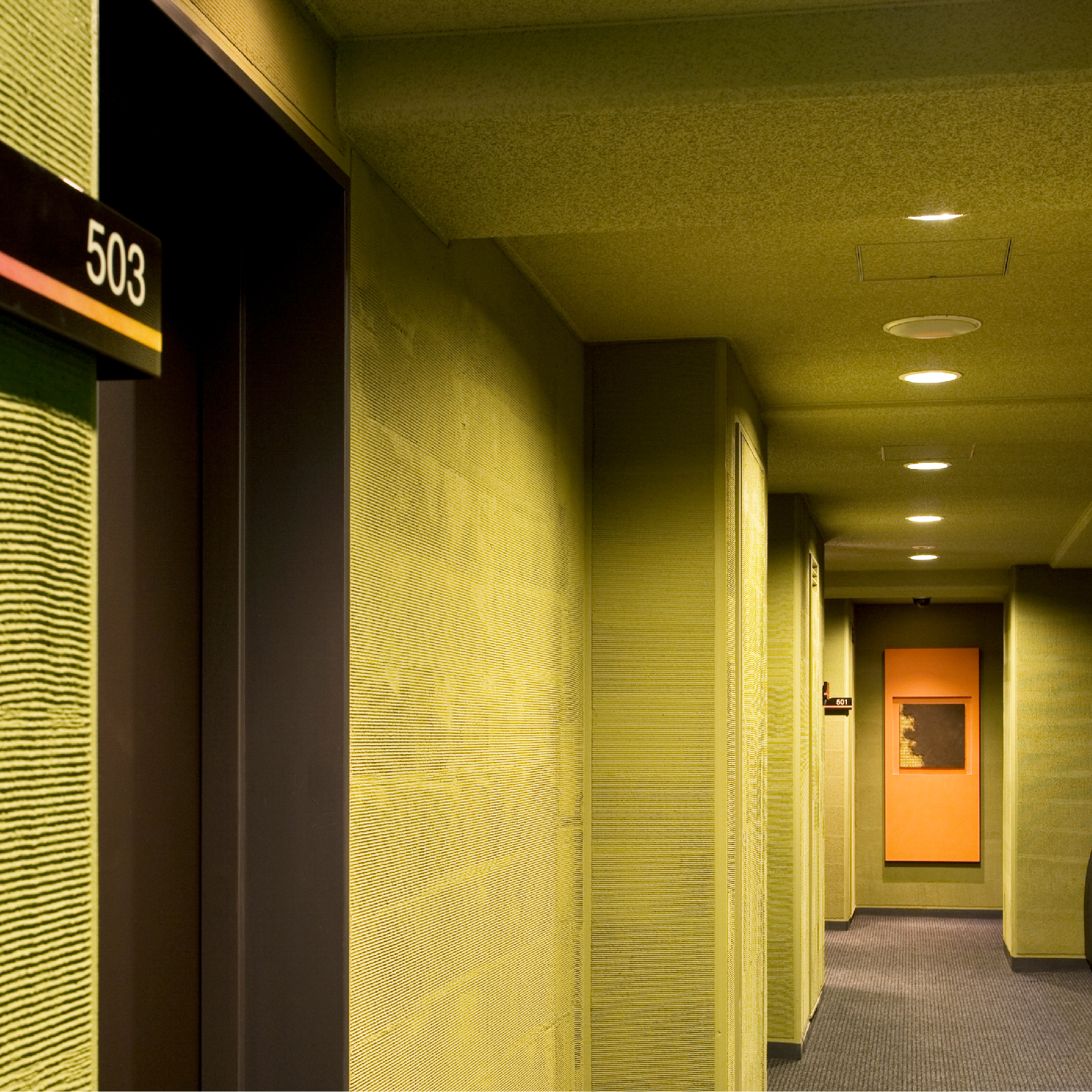 【廊下】客室フロアのコリドーは自然を感じる外向き廊下。お召し物の調節をお願いいたします