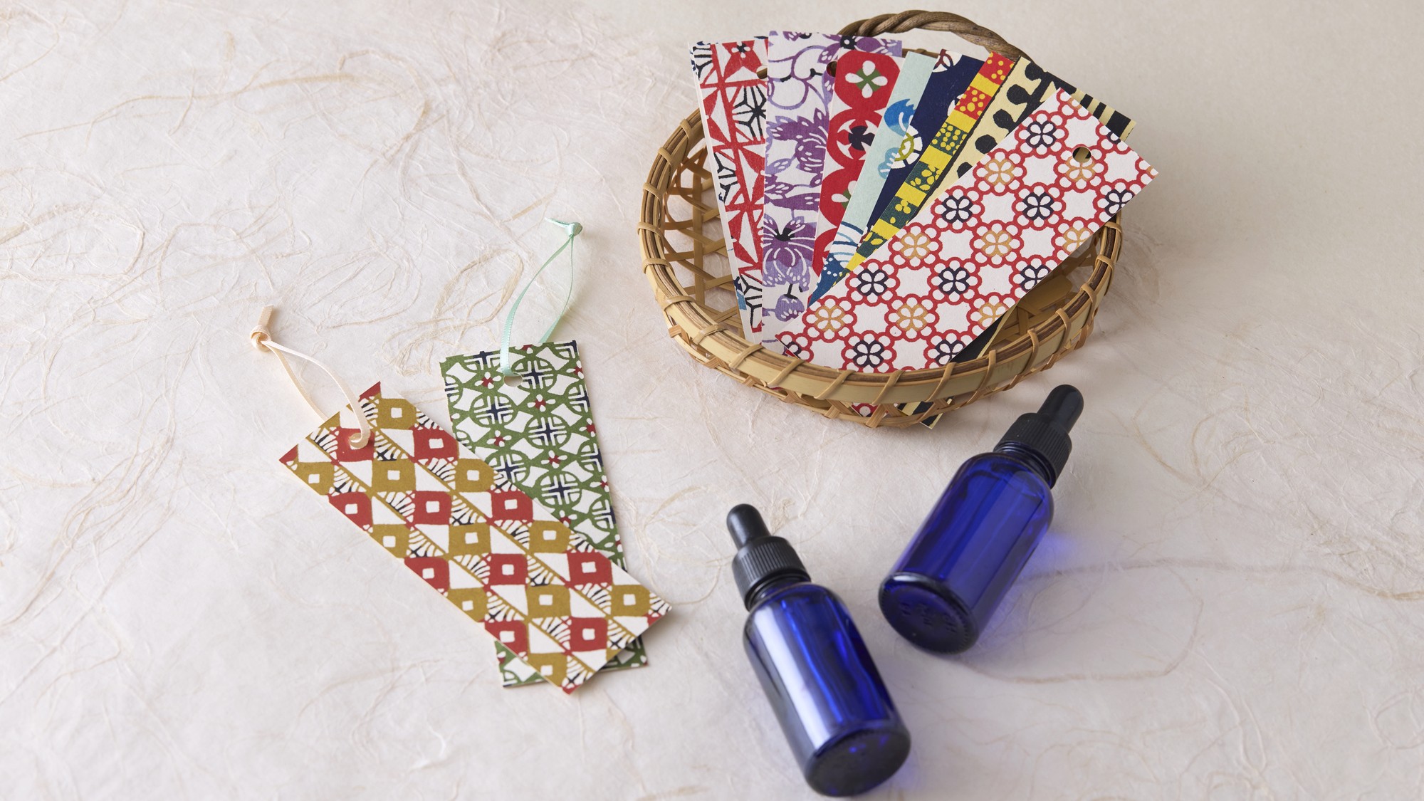 お好きな香りを和紙のしおりに香り付け