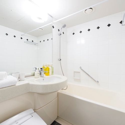 【バスルーム】白を基調とした清潔感のある浴室。