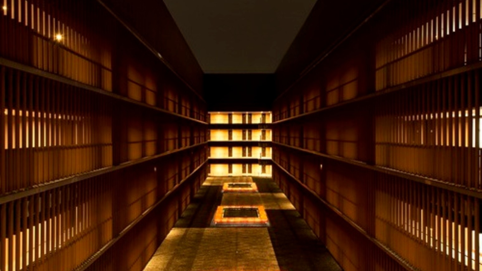 中庭（夜）