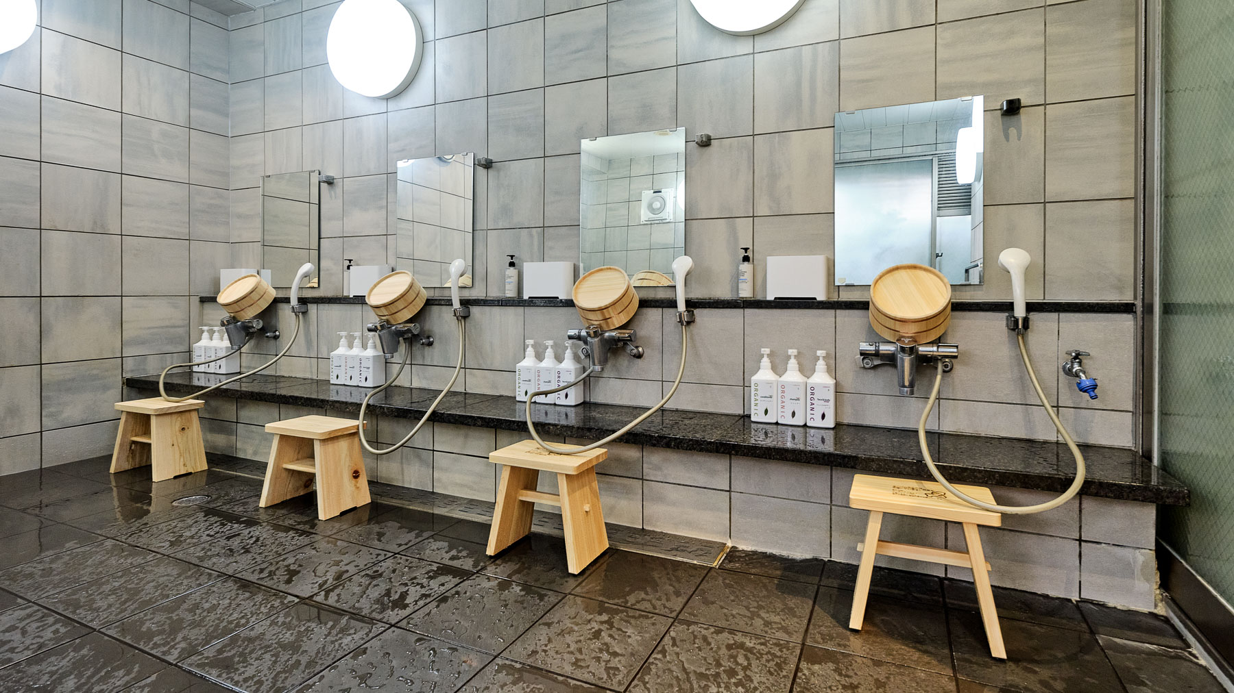 スーパーホテルオリジナルのノンシリコンシャンプー類完備♪洗い場の椅子・桶にも国産のヒノキを使用
