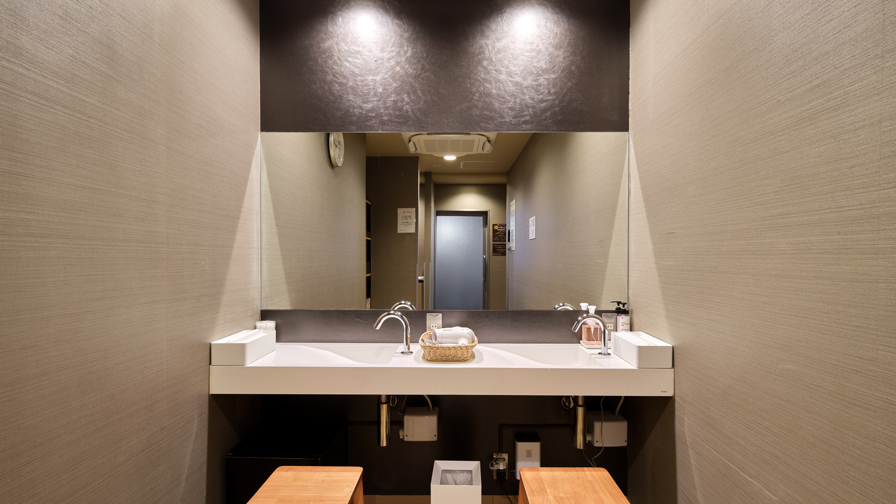 広々とした洗面台です