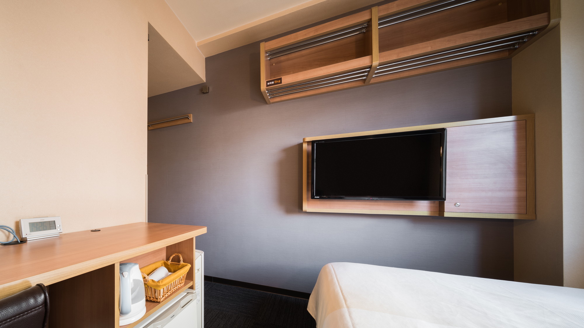 ベッドから見やすい位置にあるテレビ