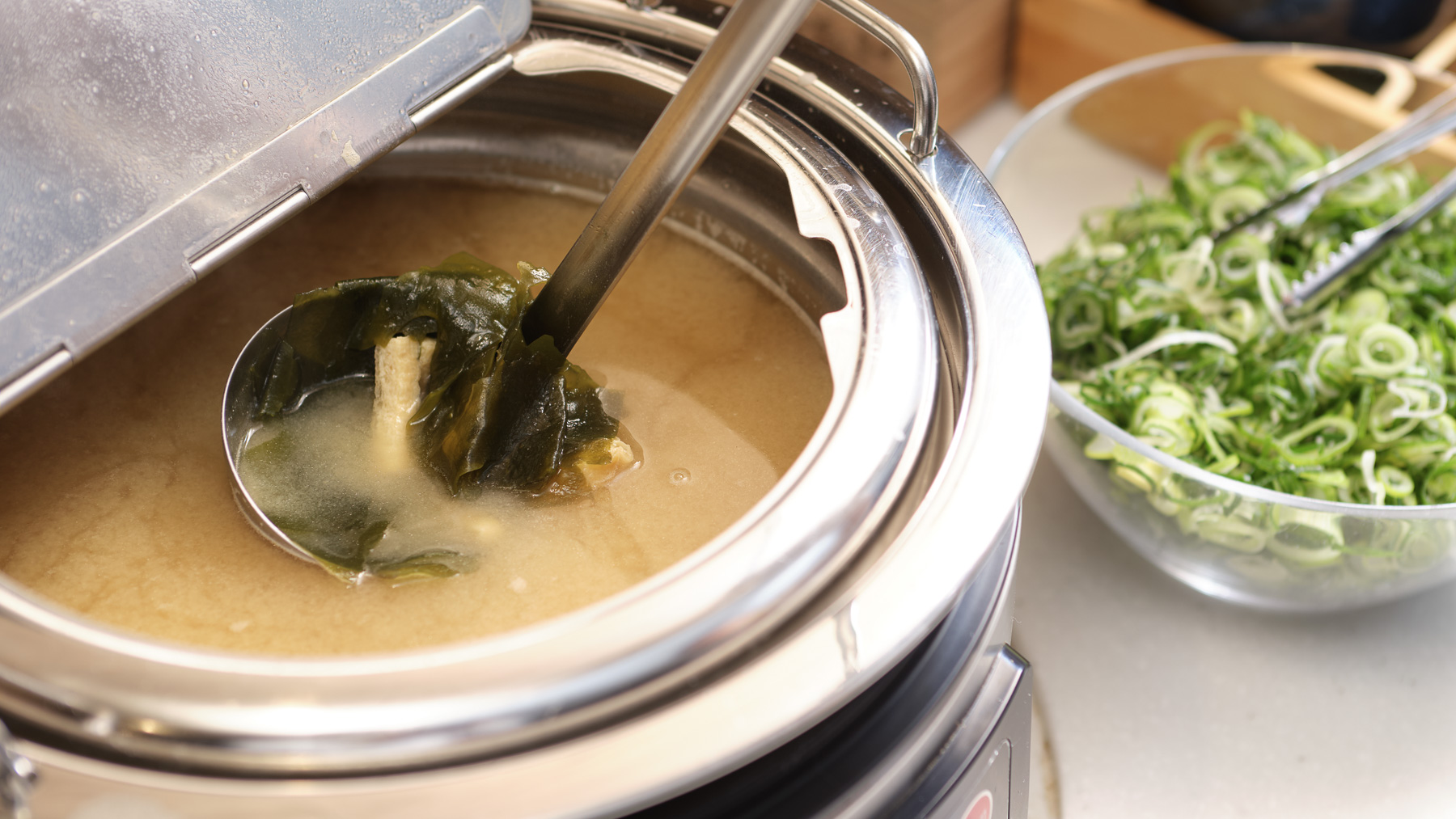 有機大豆・有機米・天日塩で作ったお味噌を使用しています