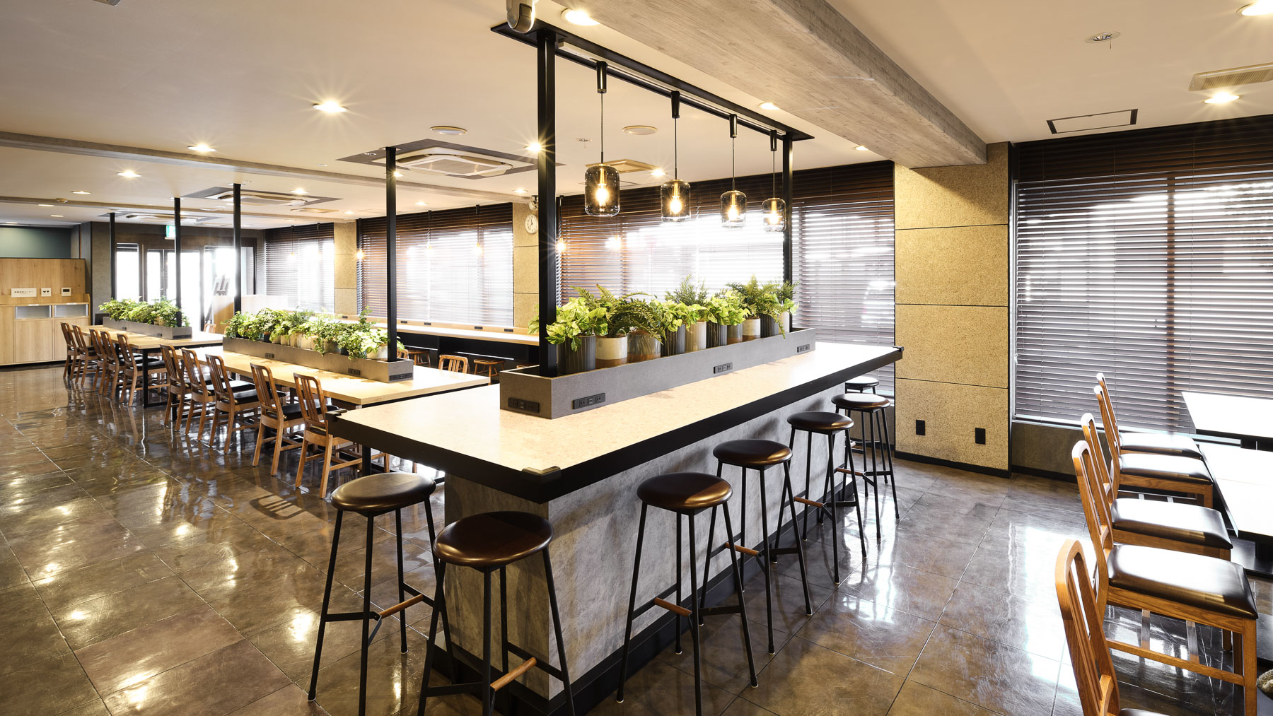 朝の陽ざしに包まれた空間で美味しい食事を