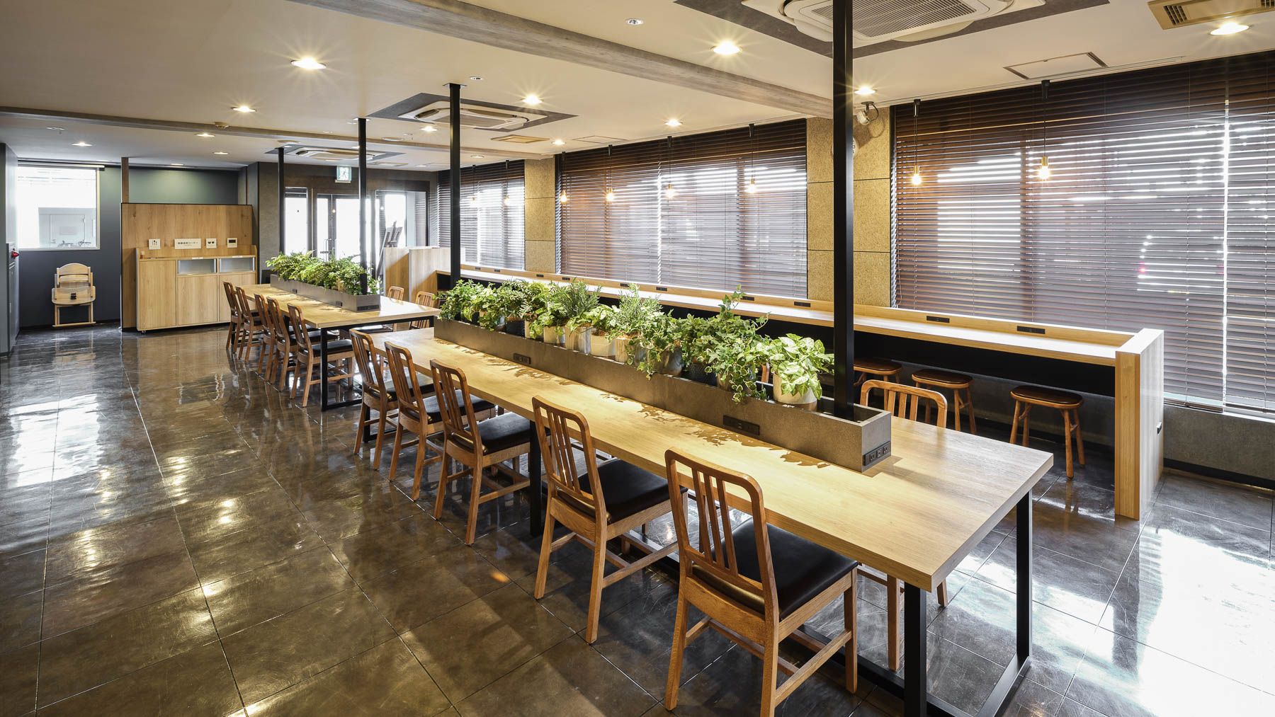 朝は朝食会場、夜はラウンジとしてご利用いただけます