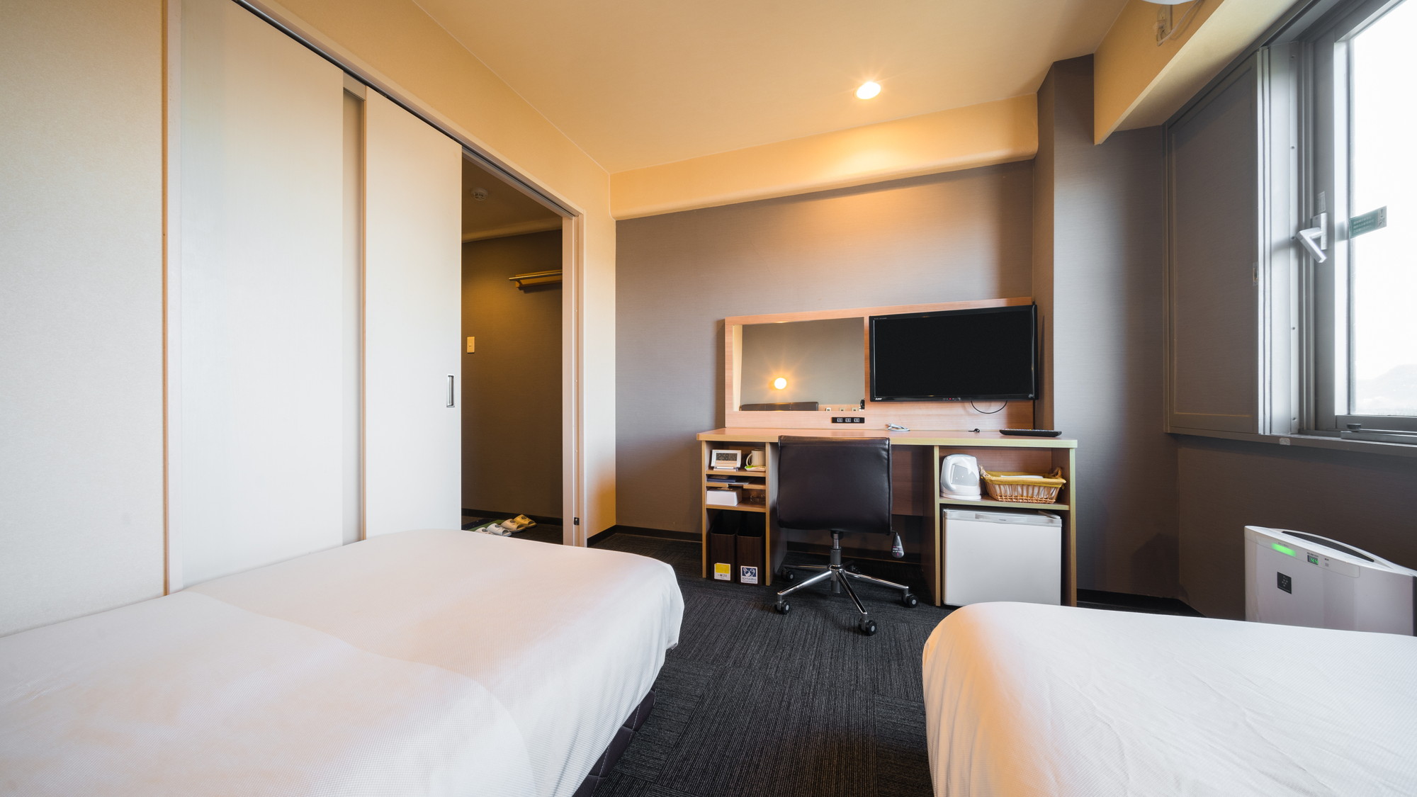 ベッド2台に広々スペースがございます