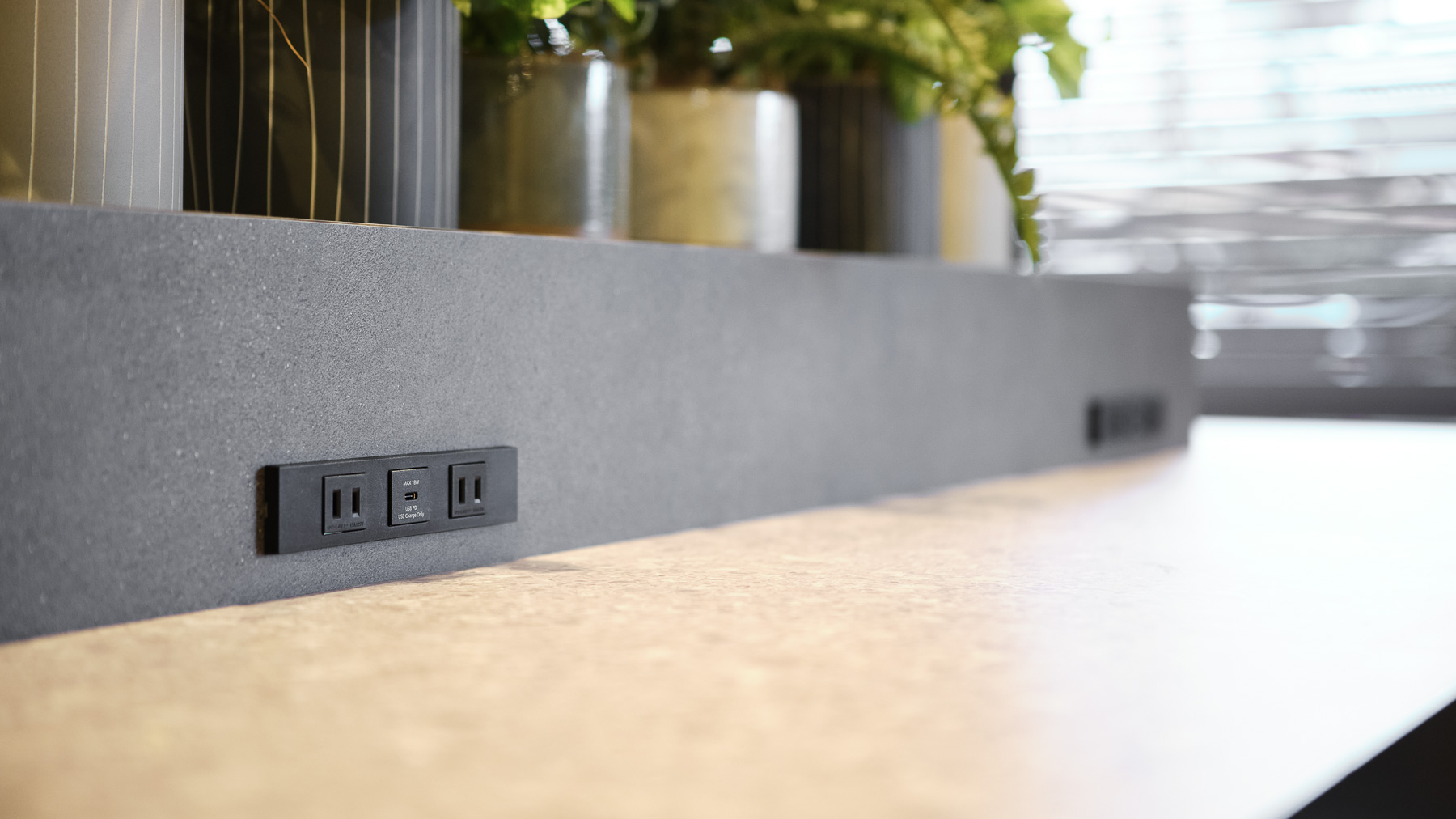 コンセントありでパソコン作業も捗ります