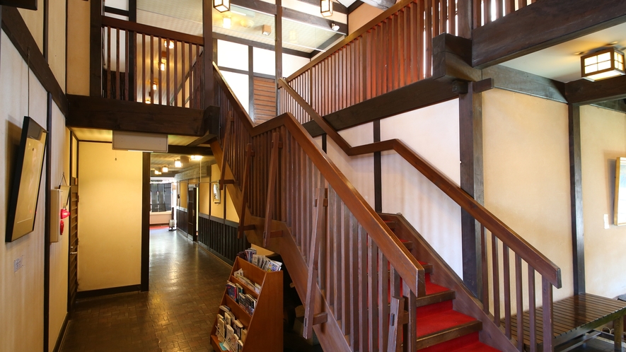 ◆玄関ホール　2階へは階段利用となります。