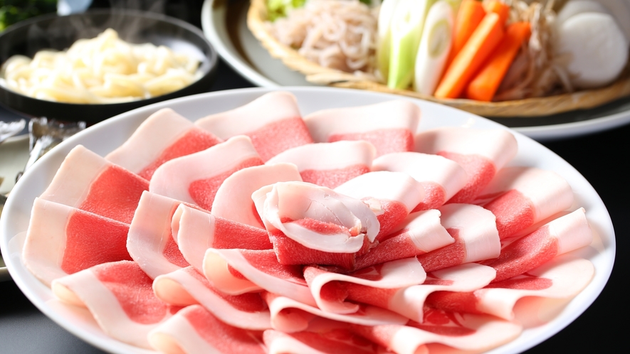 ■【冬グルメ】ぼたん鍋。天然で臭みのない猪肉は、噛むほどに旨みが広がります。