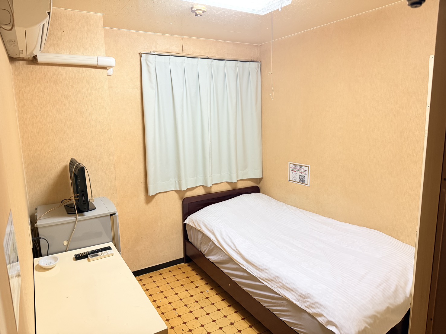 【喫煙】シングルルーム（バス・トイレ共用）