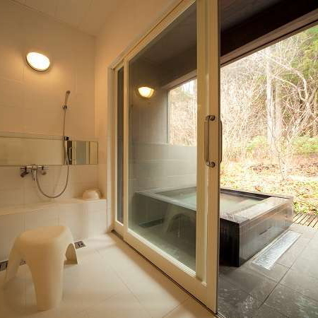 An open-air bath exclusively for guest rooms away from Western-style rooms