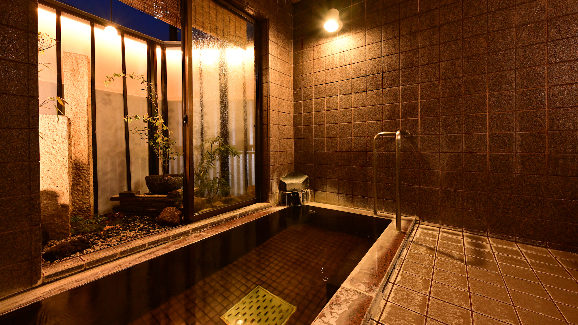 二つの貸切風呂　石造りの湯　滑らかな石の肌触り湯のやわらかさを引き立ててくれます。