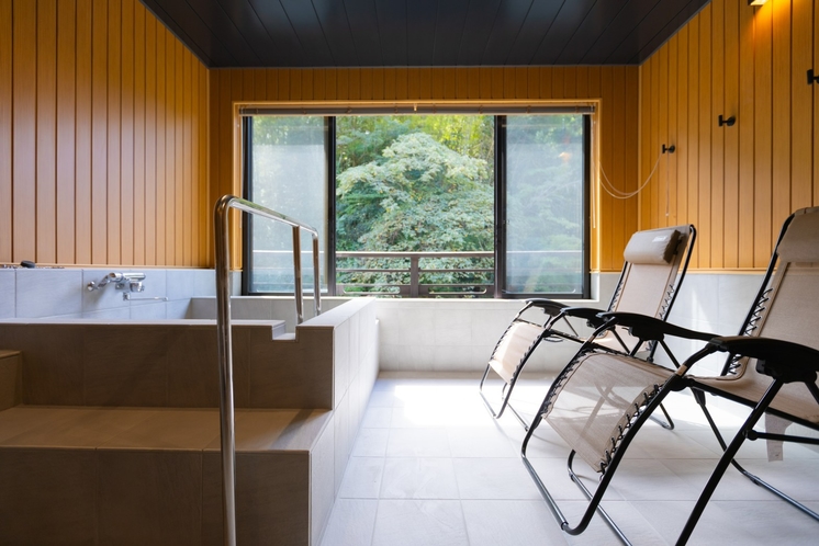 サウナ付特別室「さくら」外気浴スペースと浴槽