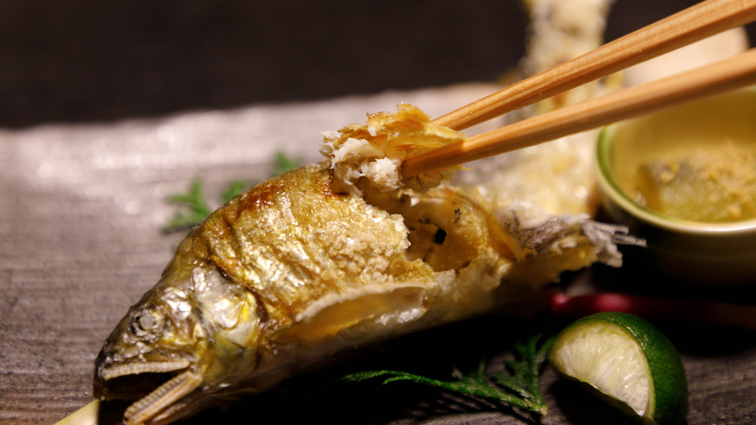 炭火の香りとともに楽しむ一皿