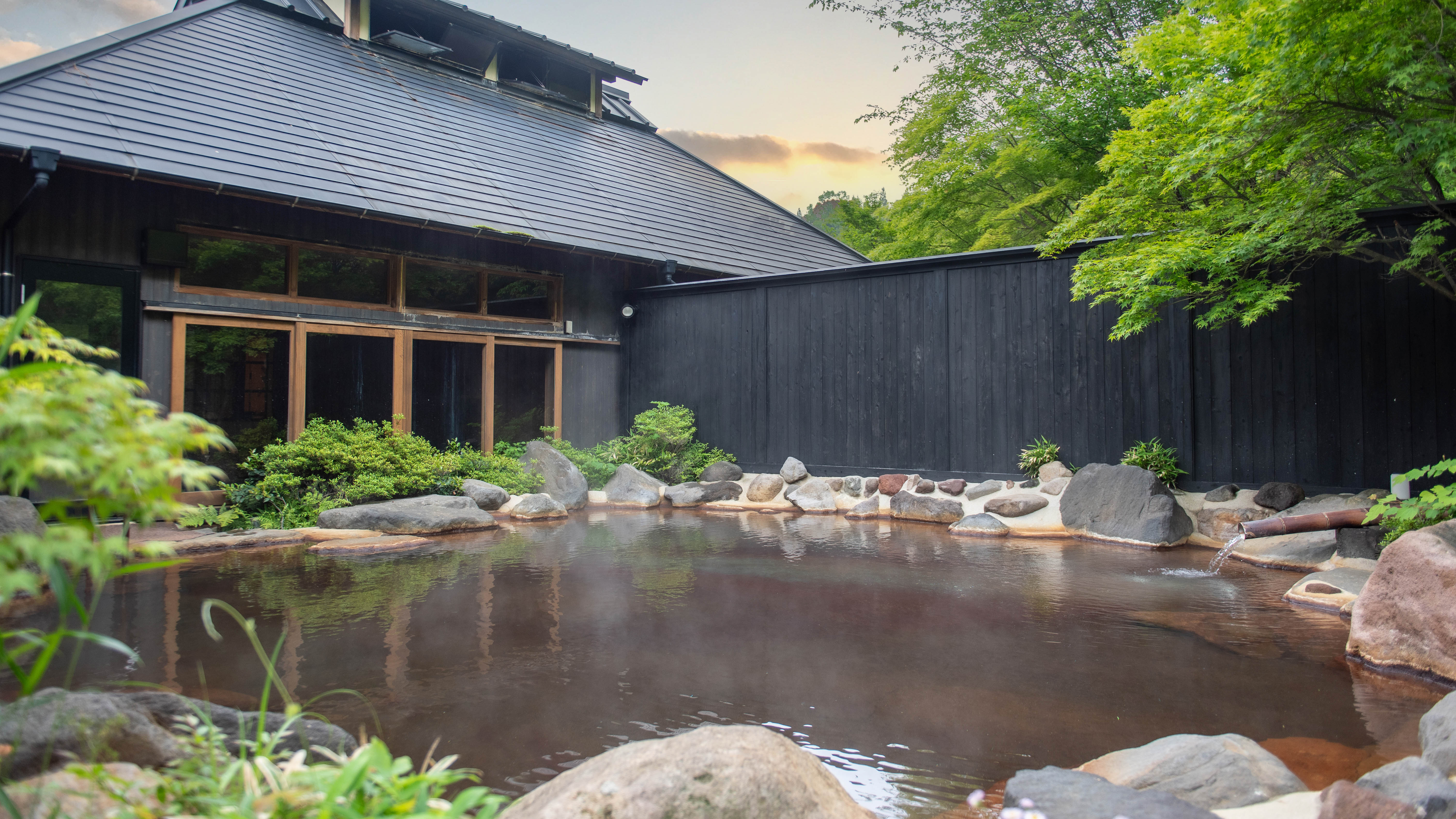 渓流沿いに位置する、男女別の露天風呂をご用意しております。