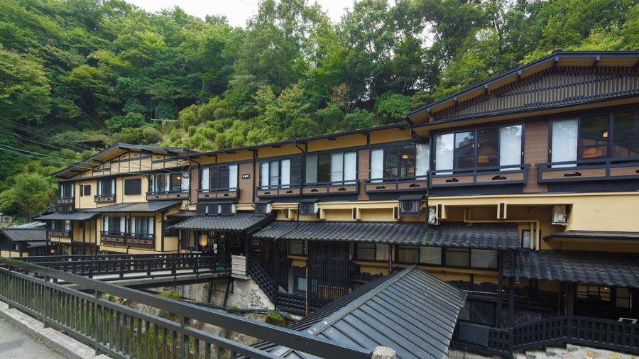 深い緑に包まれる、生命力あふれる夏の宿