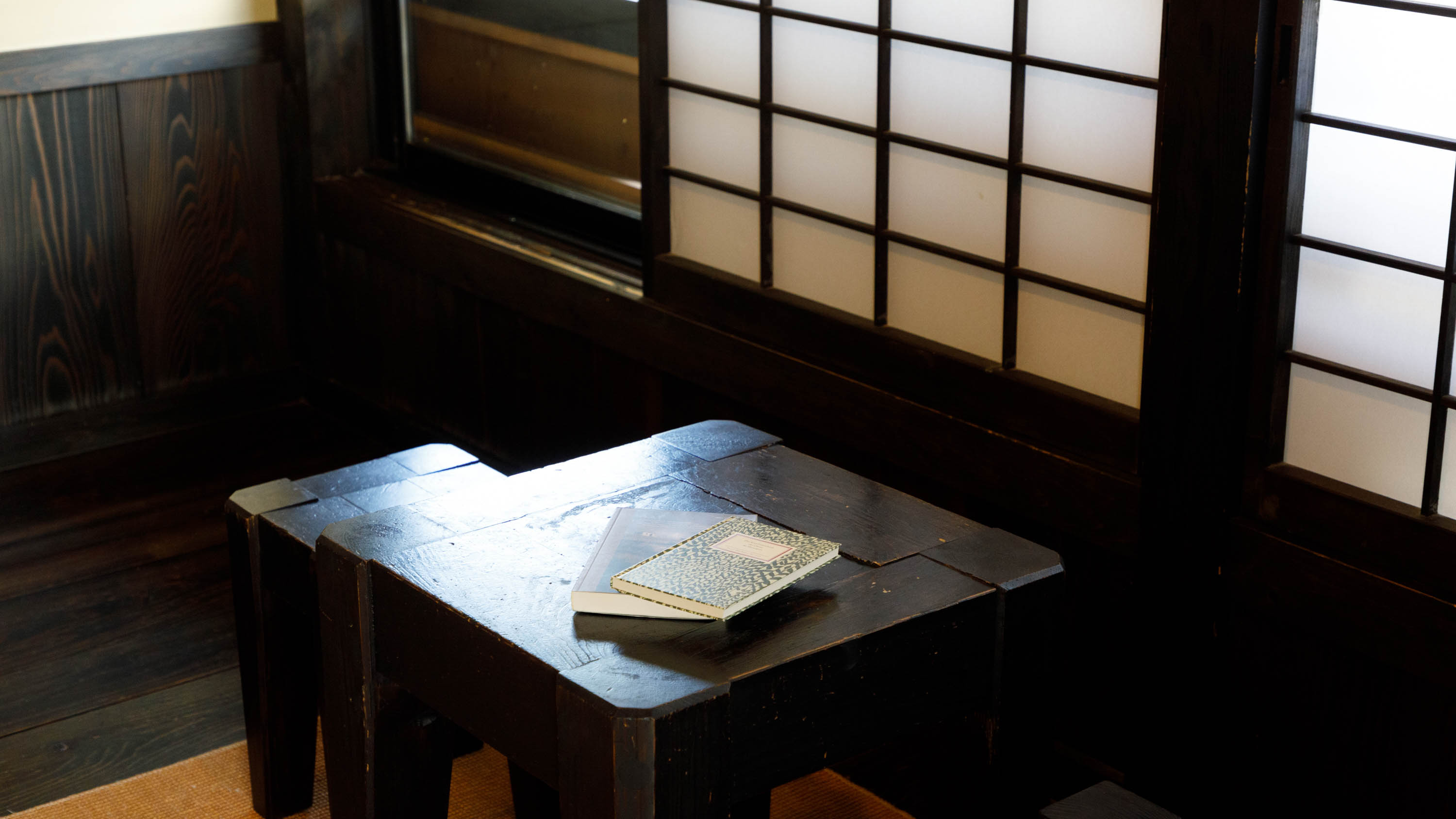 窓辺で楽しむ、静かな読書時間