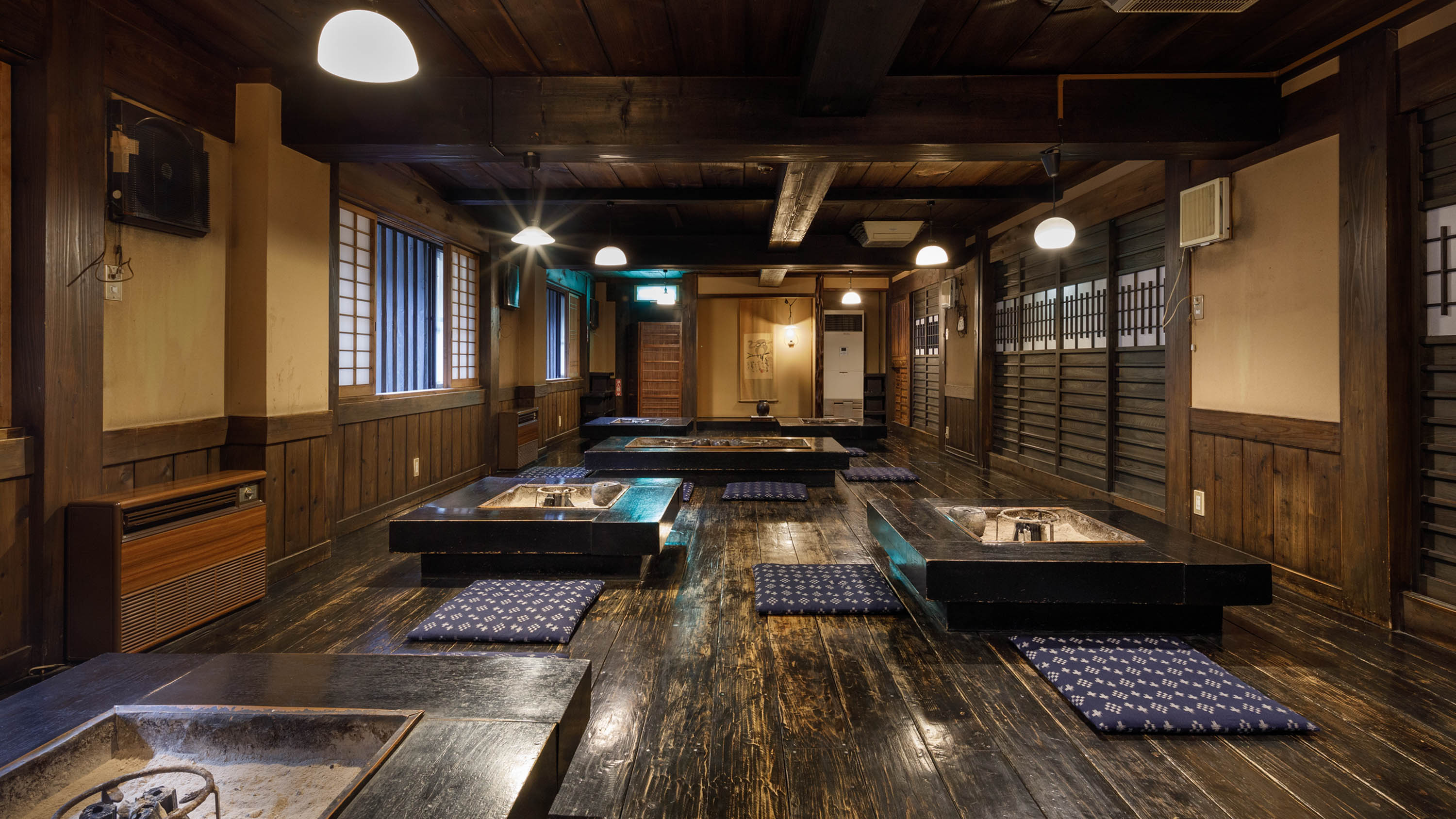 囲炉裏を囲む、どこか懐かしい食事処