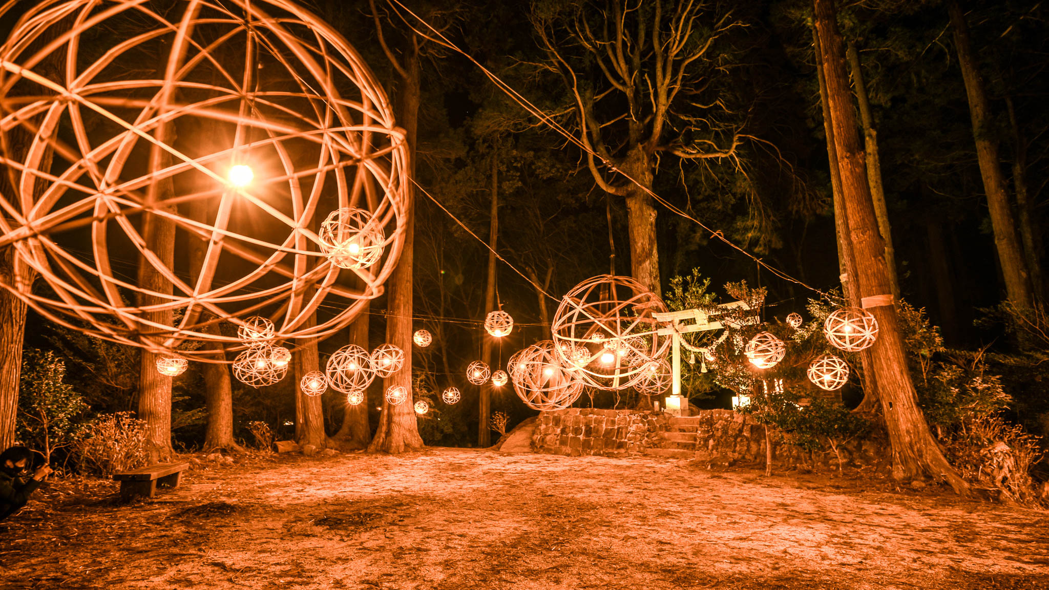 灯りに導かれながら歩く、冬の黒川温泉の夜