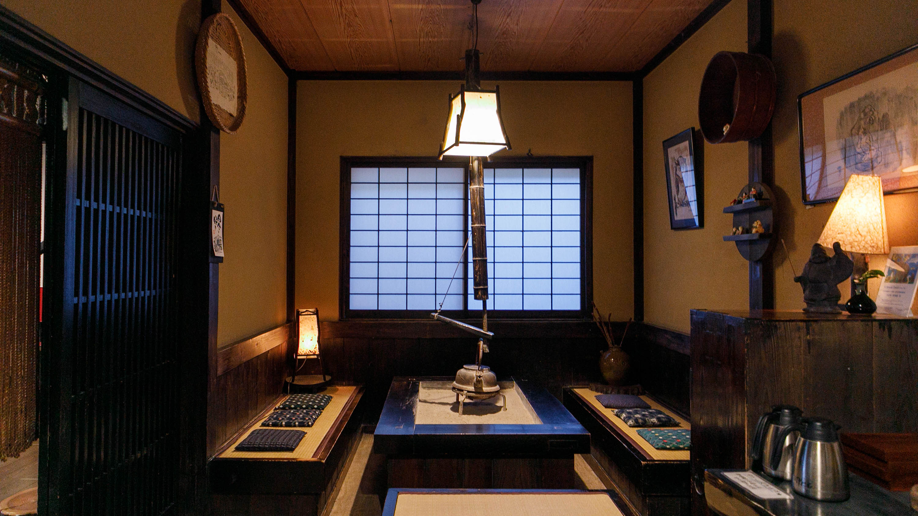 帳場奥にある、どなたでもご利用いただける囲炉裏の休憩スペース