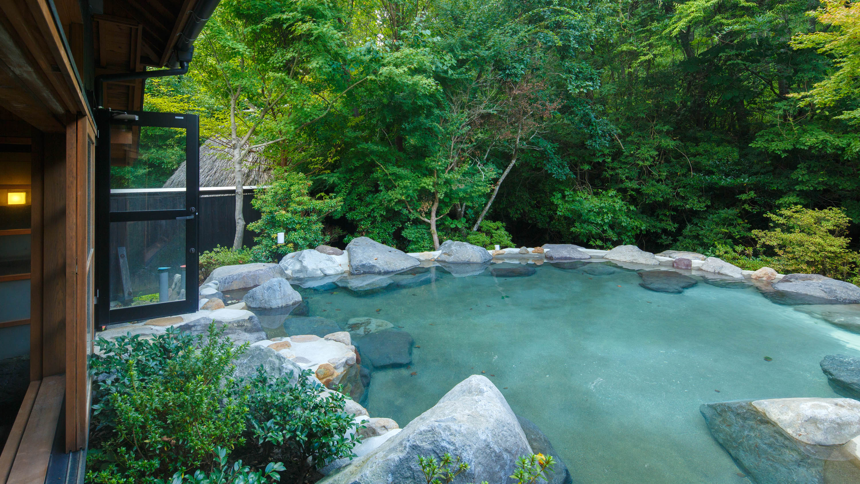 露天風呂では、移ろう季節の風景を五感でおたのしみいただけます。