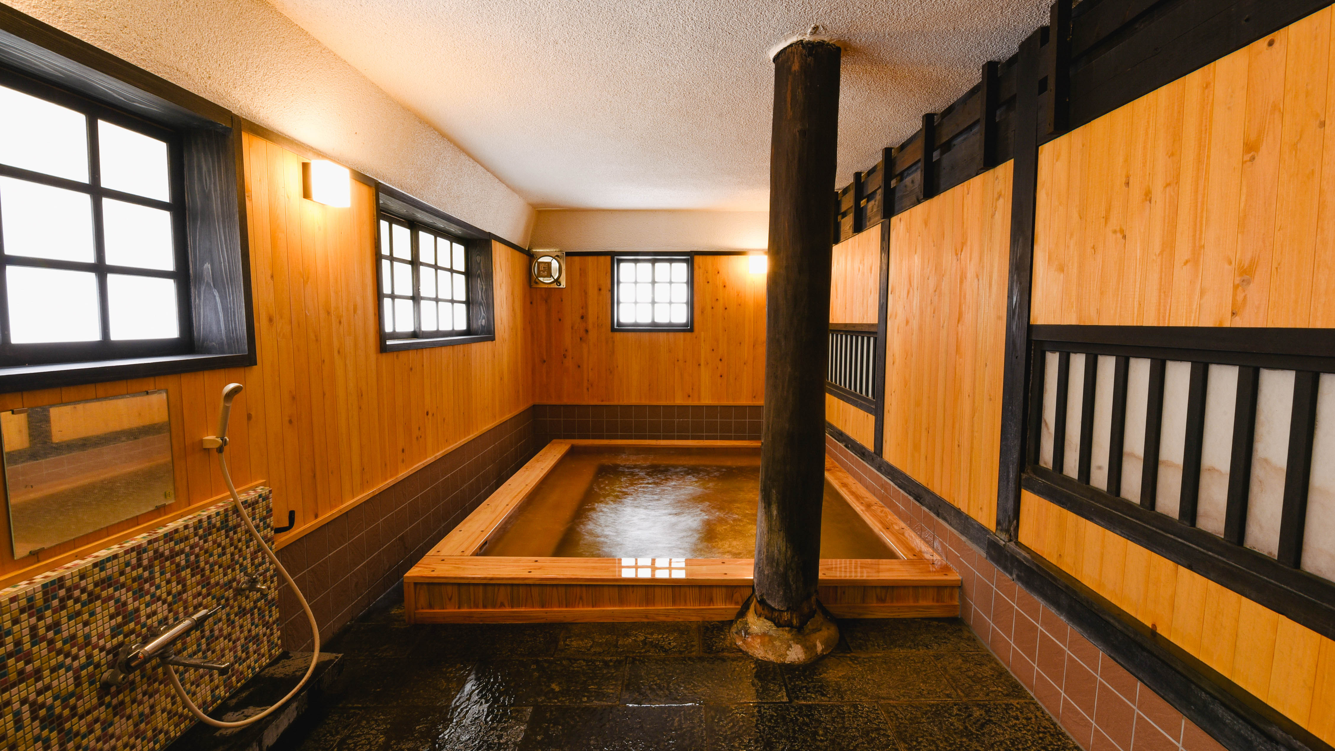 【内風呂】檜風呂（男女日替わり）