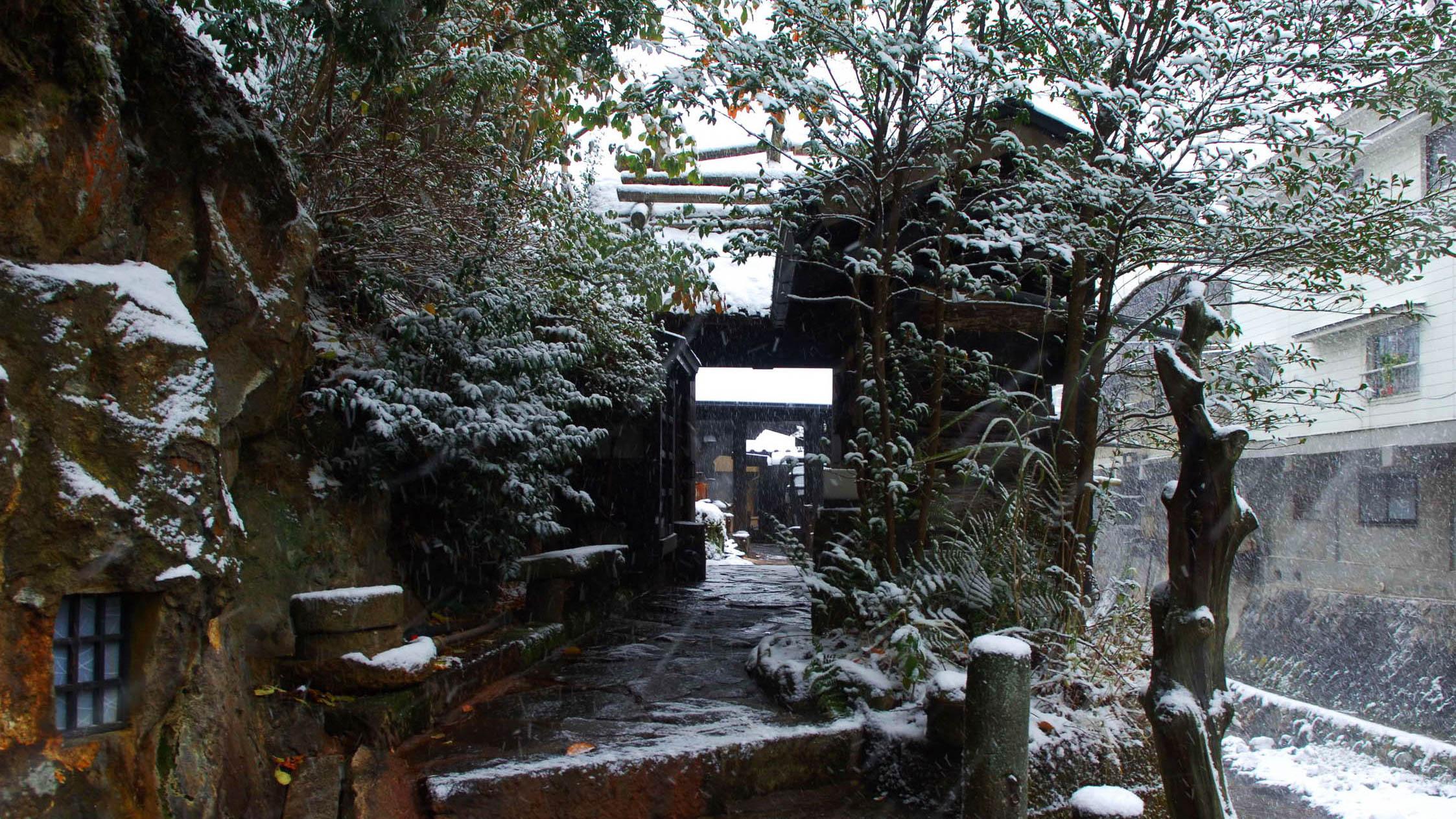 雪に包まれた小道を進み、露天風呂へ