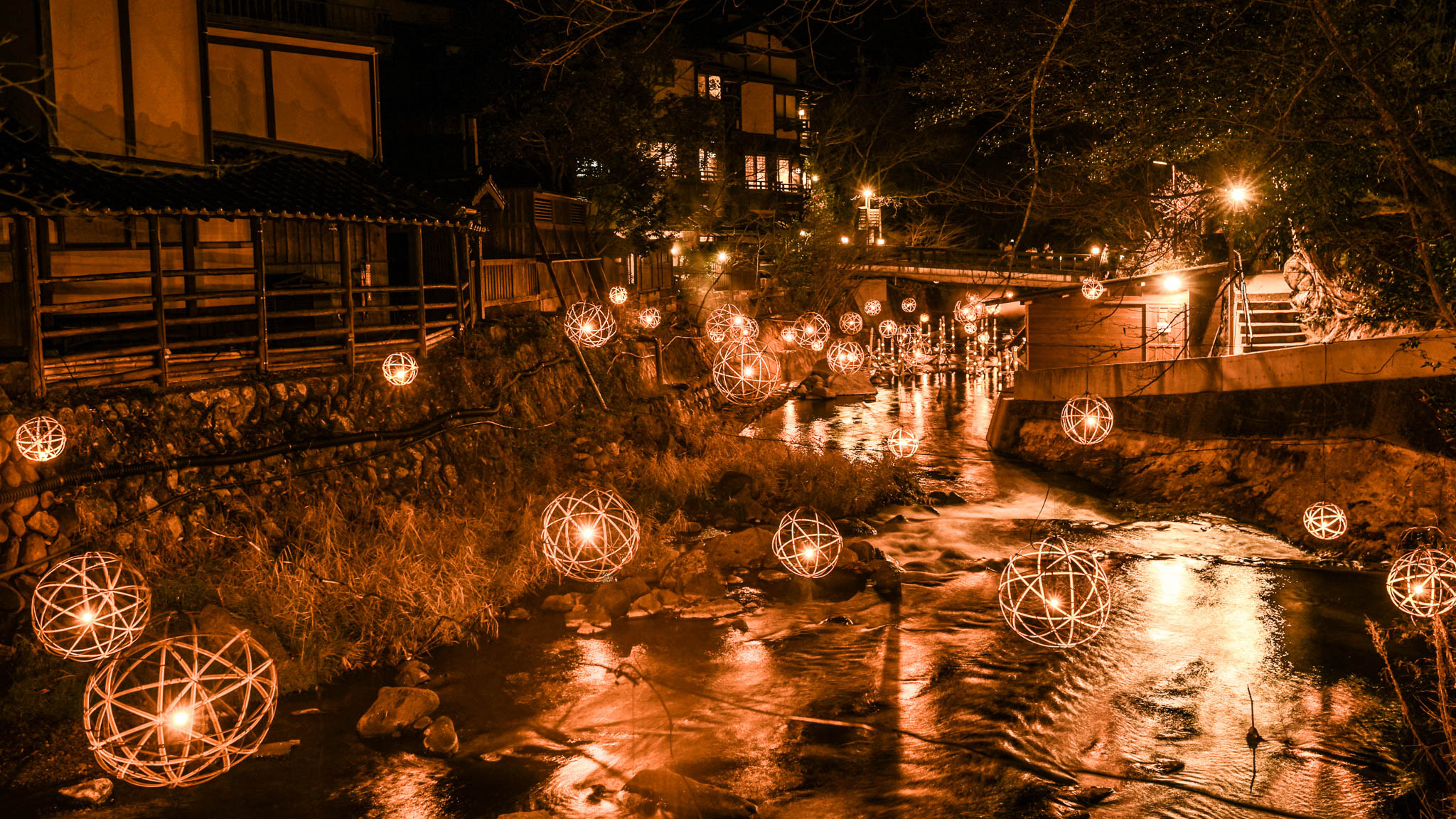 湯あがりに歩いて楽しめる、冬の夜の温泉街散策