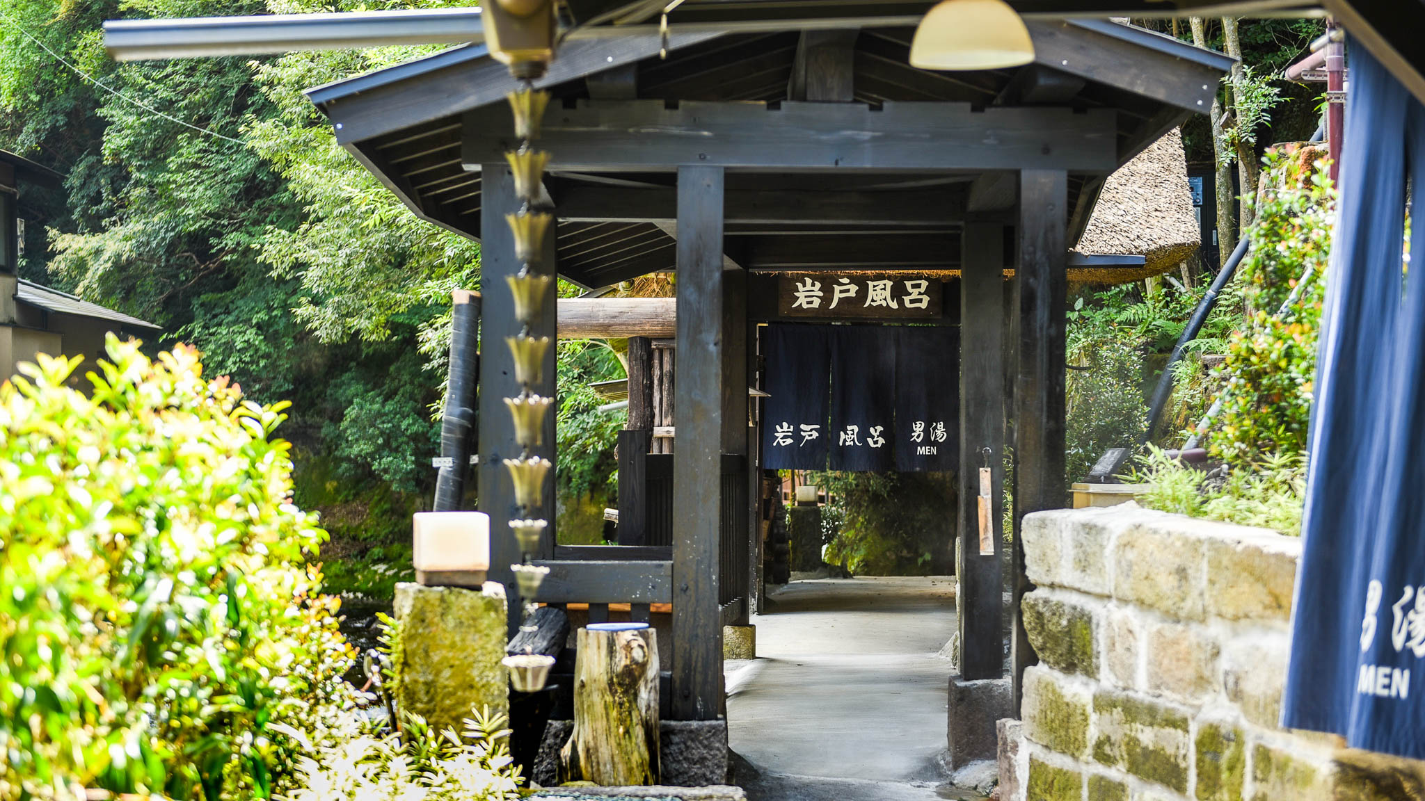 宿を出て渓流沿いを少し歩くと、川のせせらぎに寄り添う露天風呂が現れます。