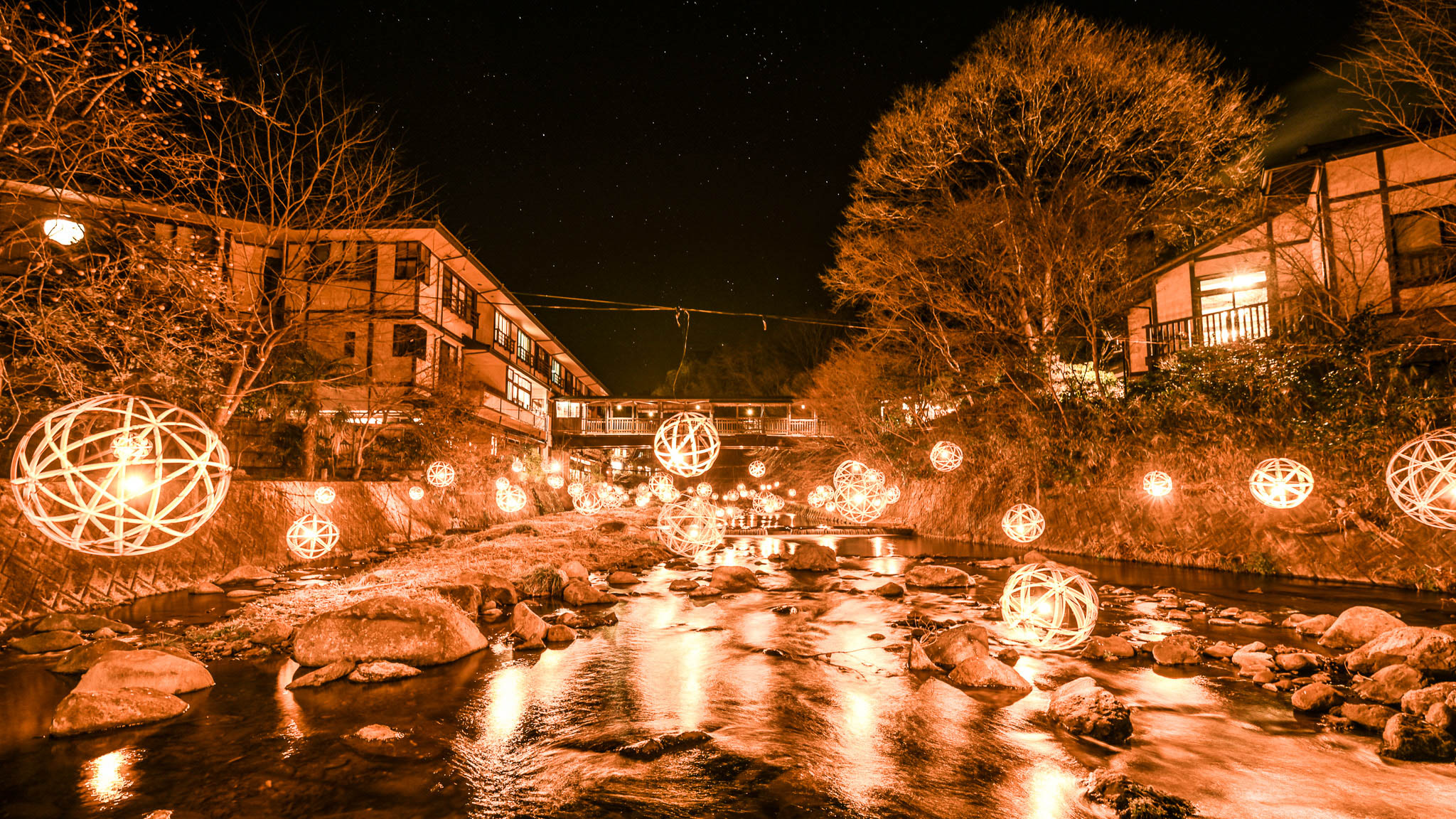 静かな光が景観に溶け込む、幻想的な冬の黒川温泉