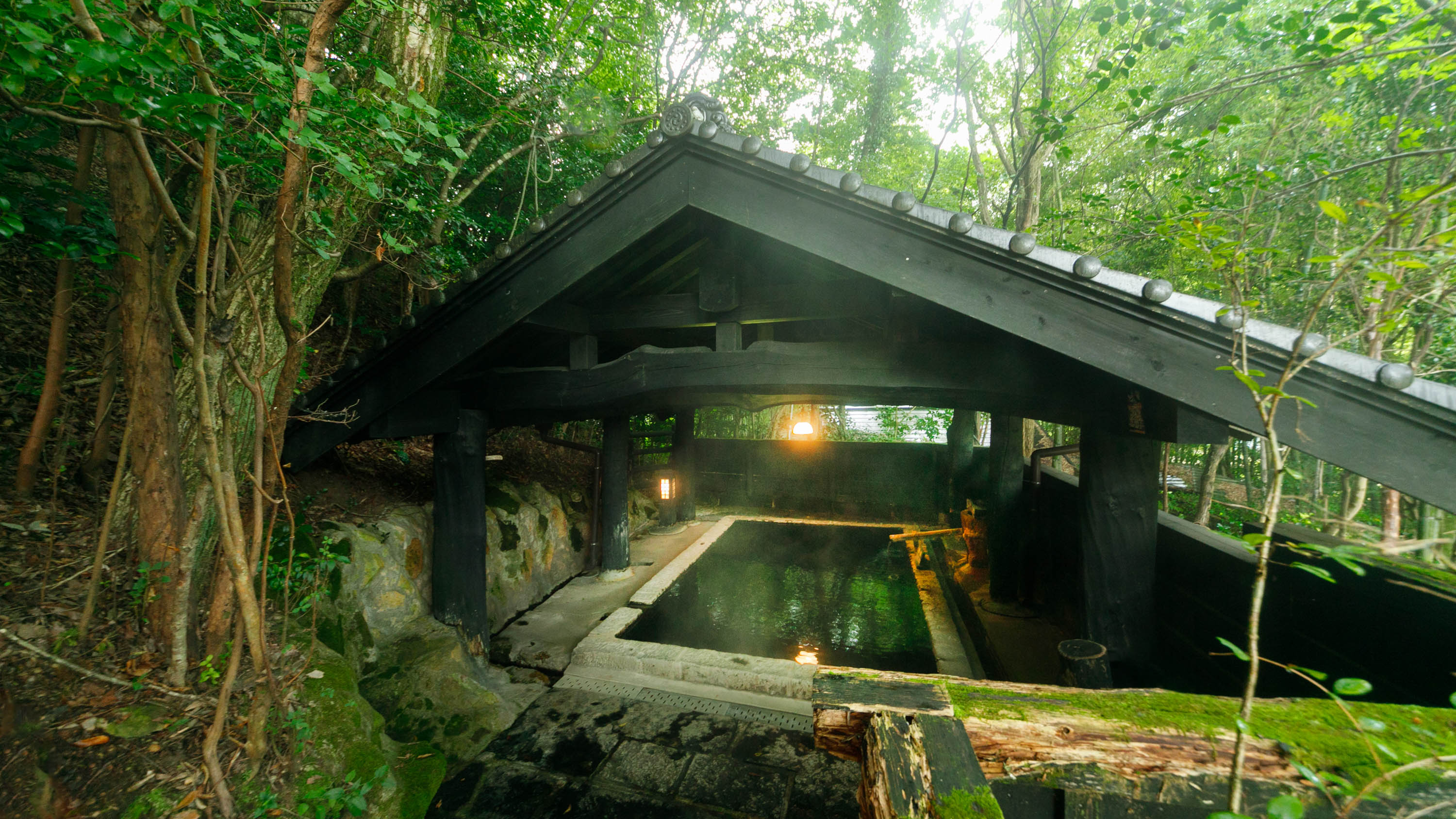 森につつまれた自然をそのまま味わえる贅沢な露天風呂