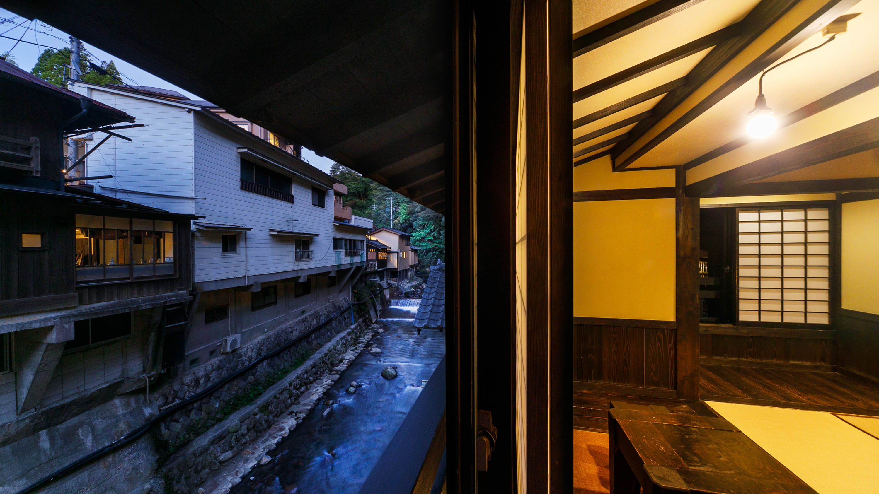 窓の下に渓流を望む和室（眺望は客室により異なります）