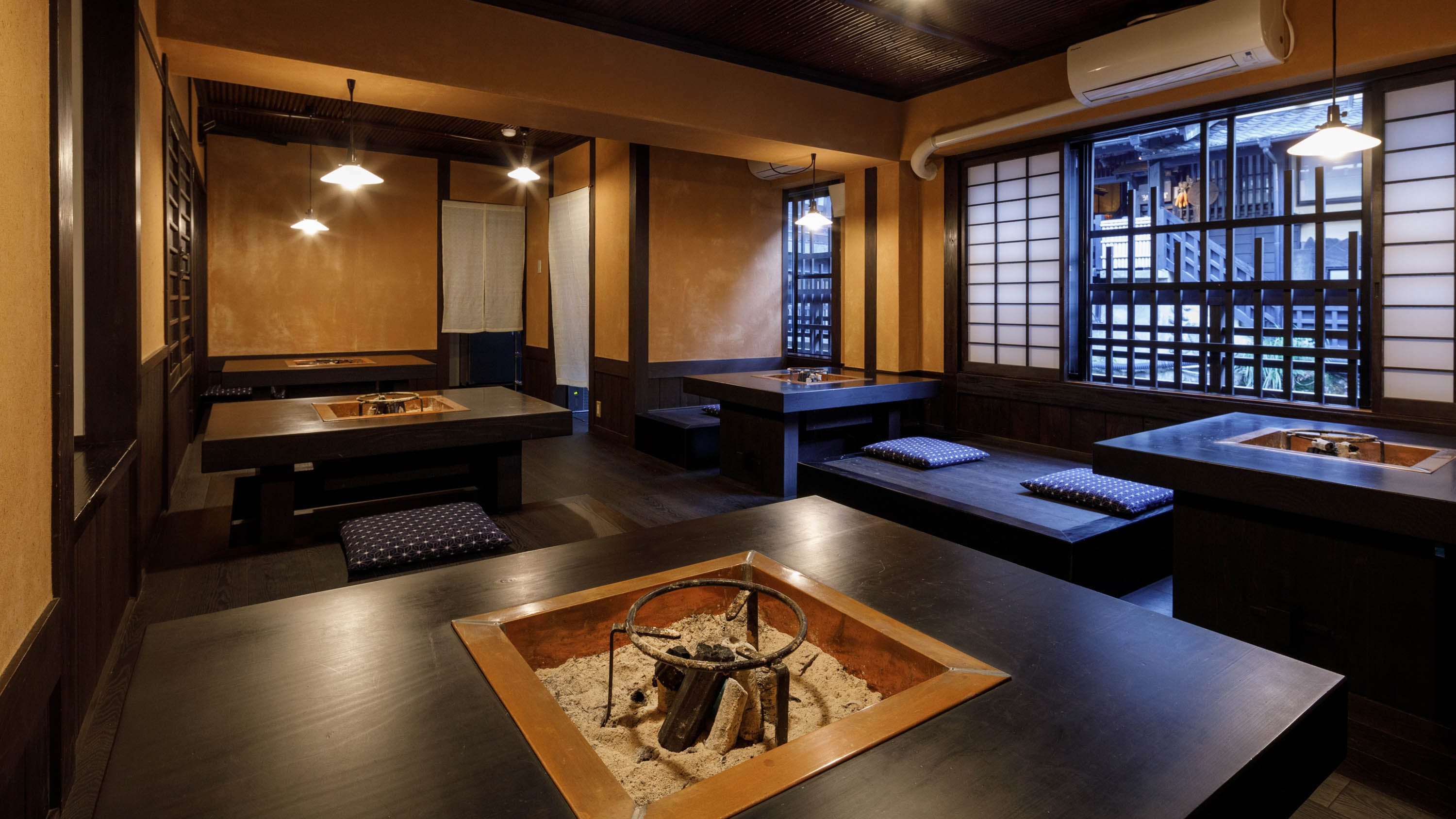 会話が自然と弾む、囲炉裏の席