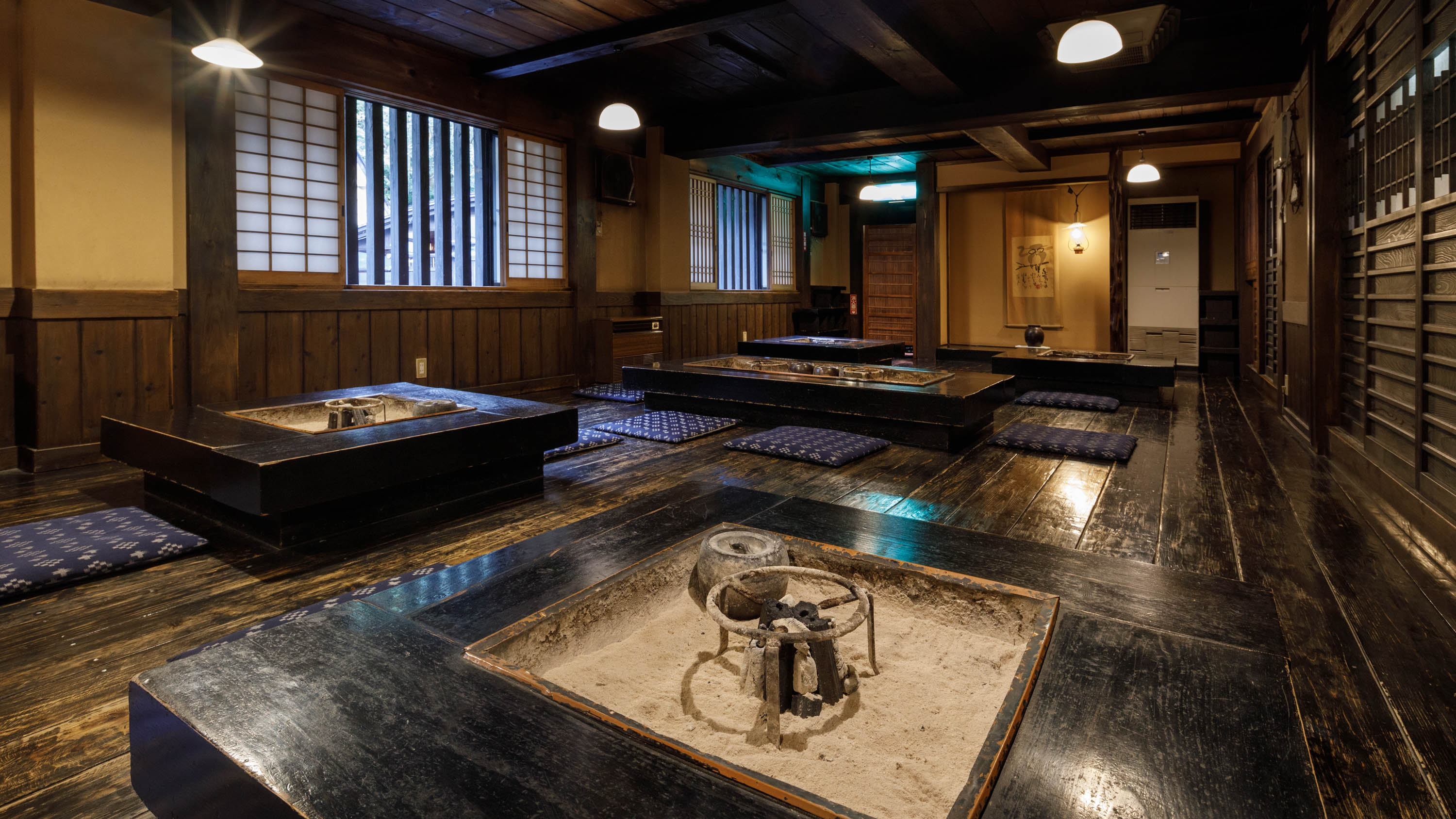 炭火のぬくもりに包まれる空間