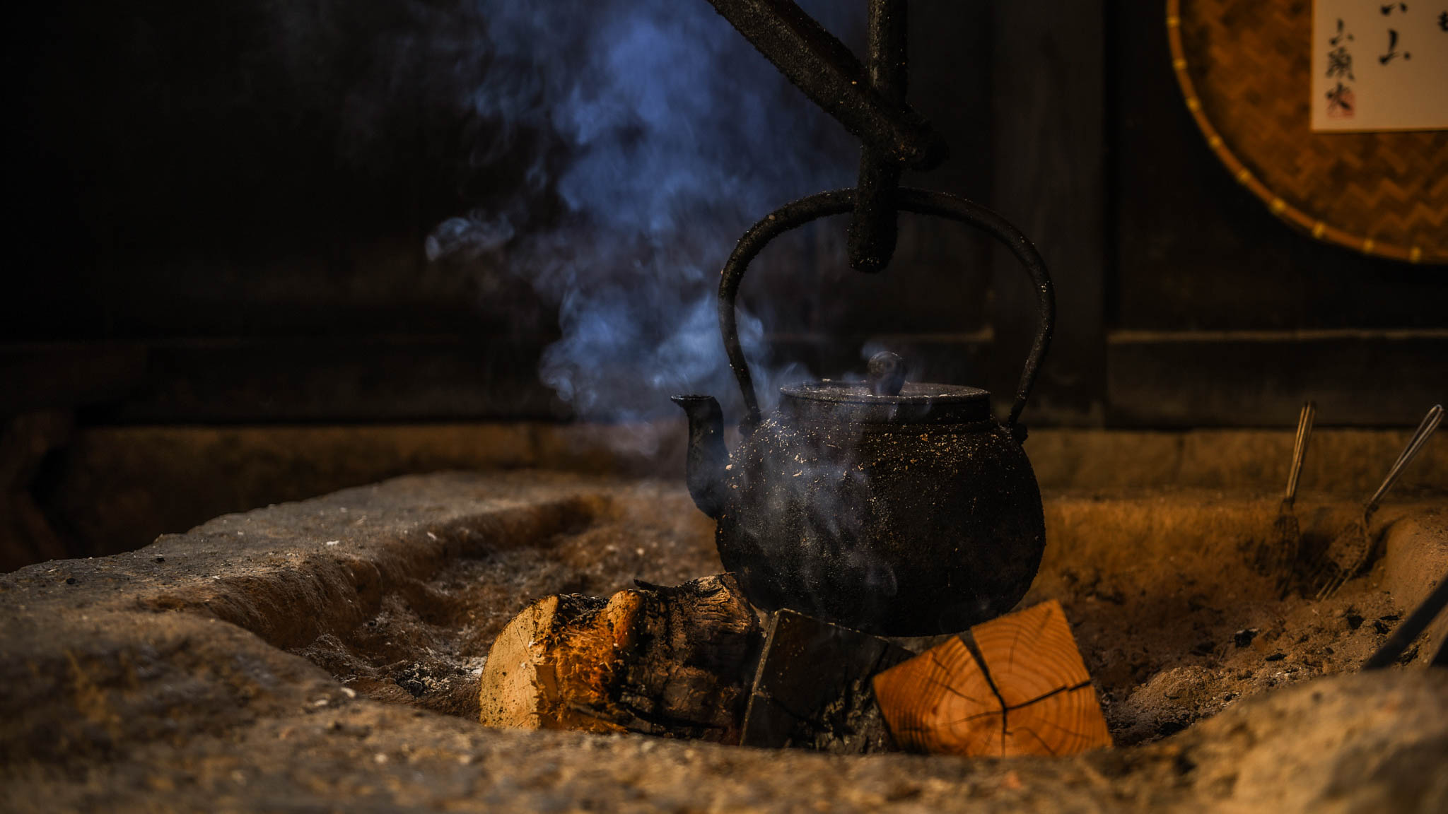 寒い季節には、薪をくべて火を灯す屋外の囲炉裏