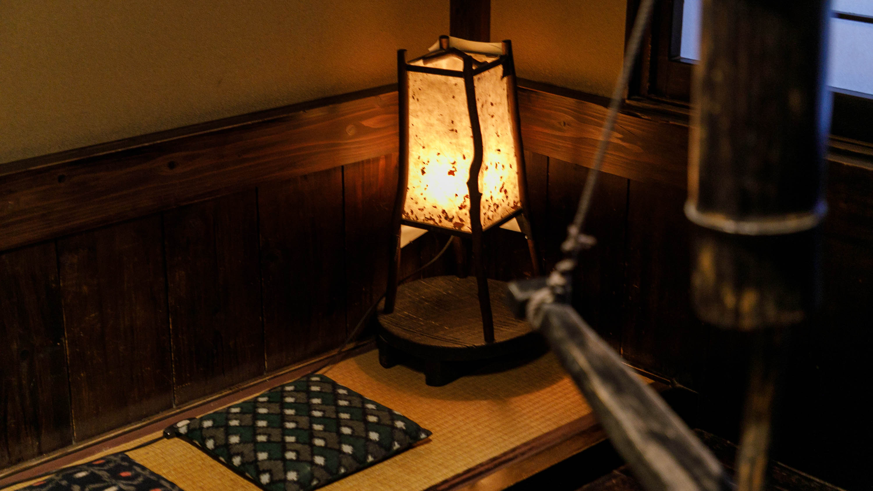 チェックインやアウトの合間に、一息つける囲炉裏の空間