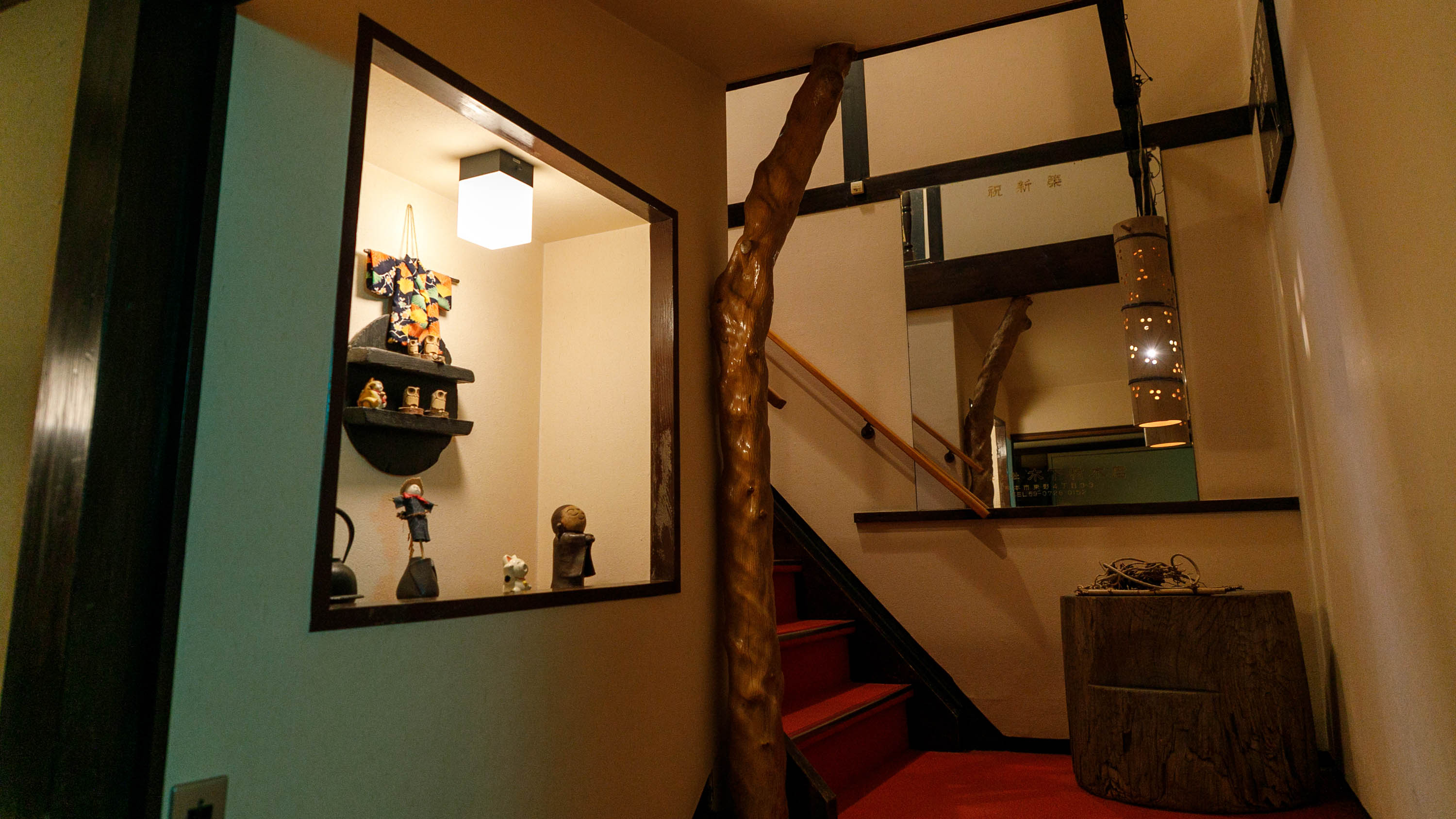 昔話の一場面のような、素朴な小物が並ぶ踊り場