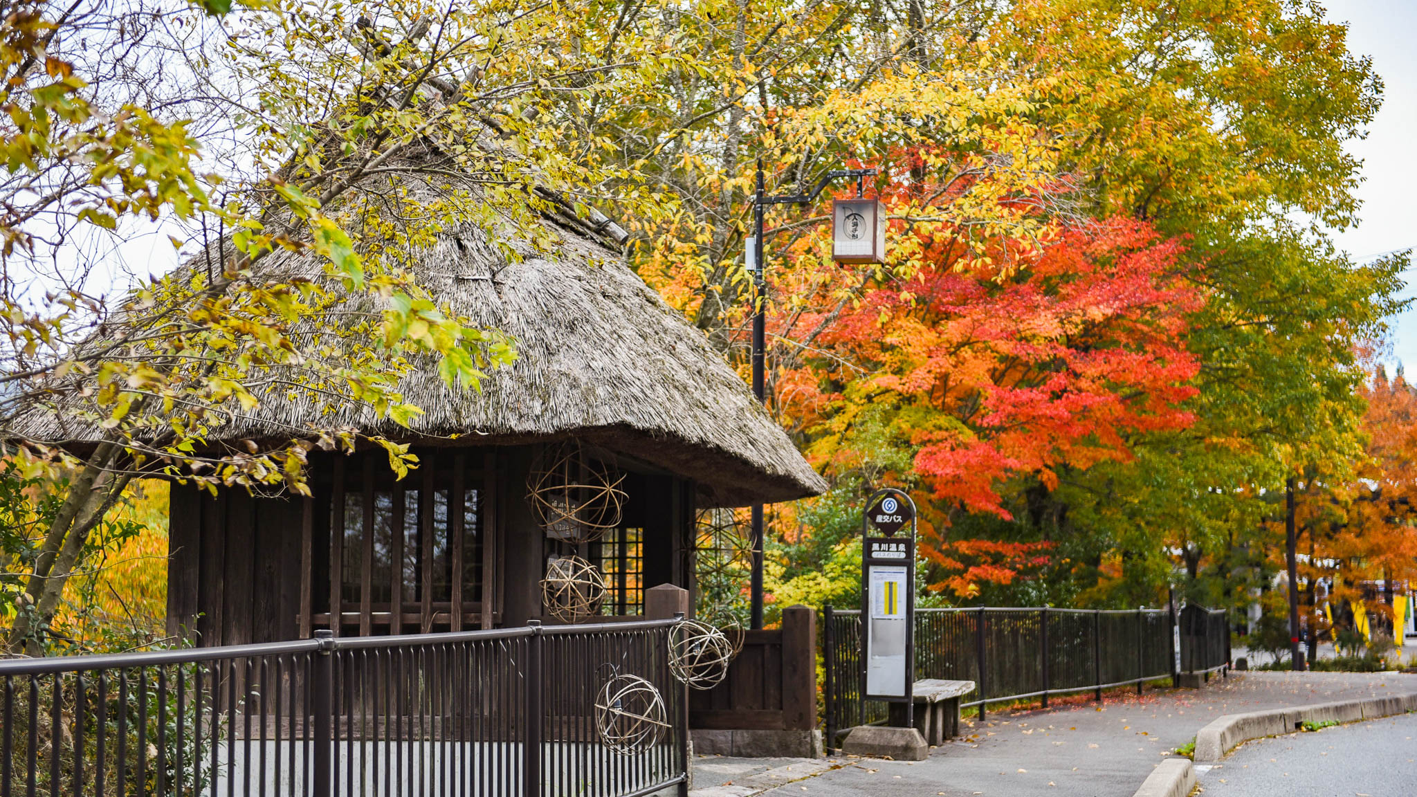 茅葺き屋根のバス停に残る、日本の原風景を思わせる景色