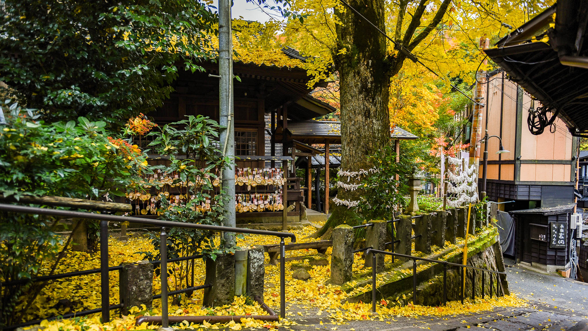 当館から徒歩約1分。おみくじや入湯手形を奉納できる「地蔵堂」