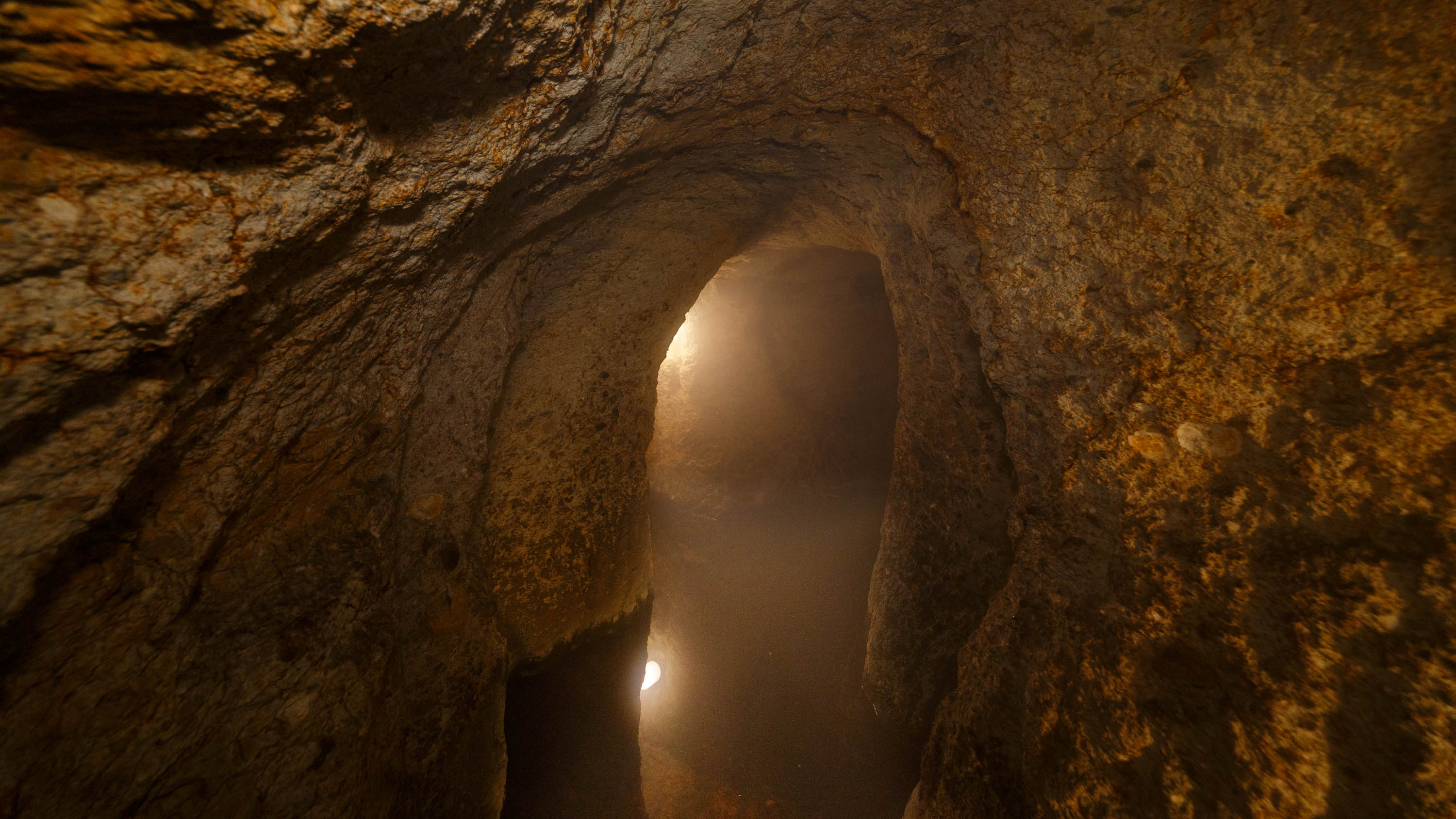 【男性洞窟風呂】「穴風呂」と名付けられ、長年多くの方に親しまれてきました。