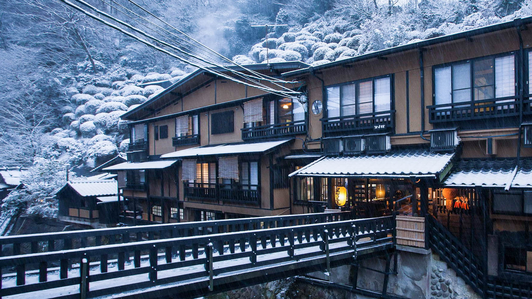 湯けむりに包まれる、冬の佇まい