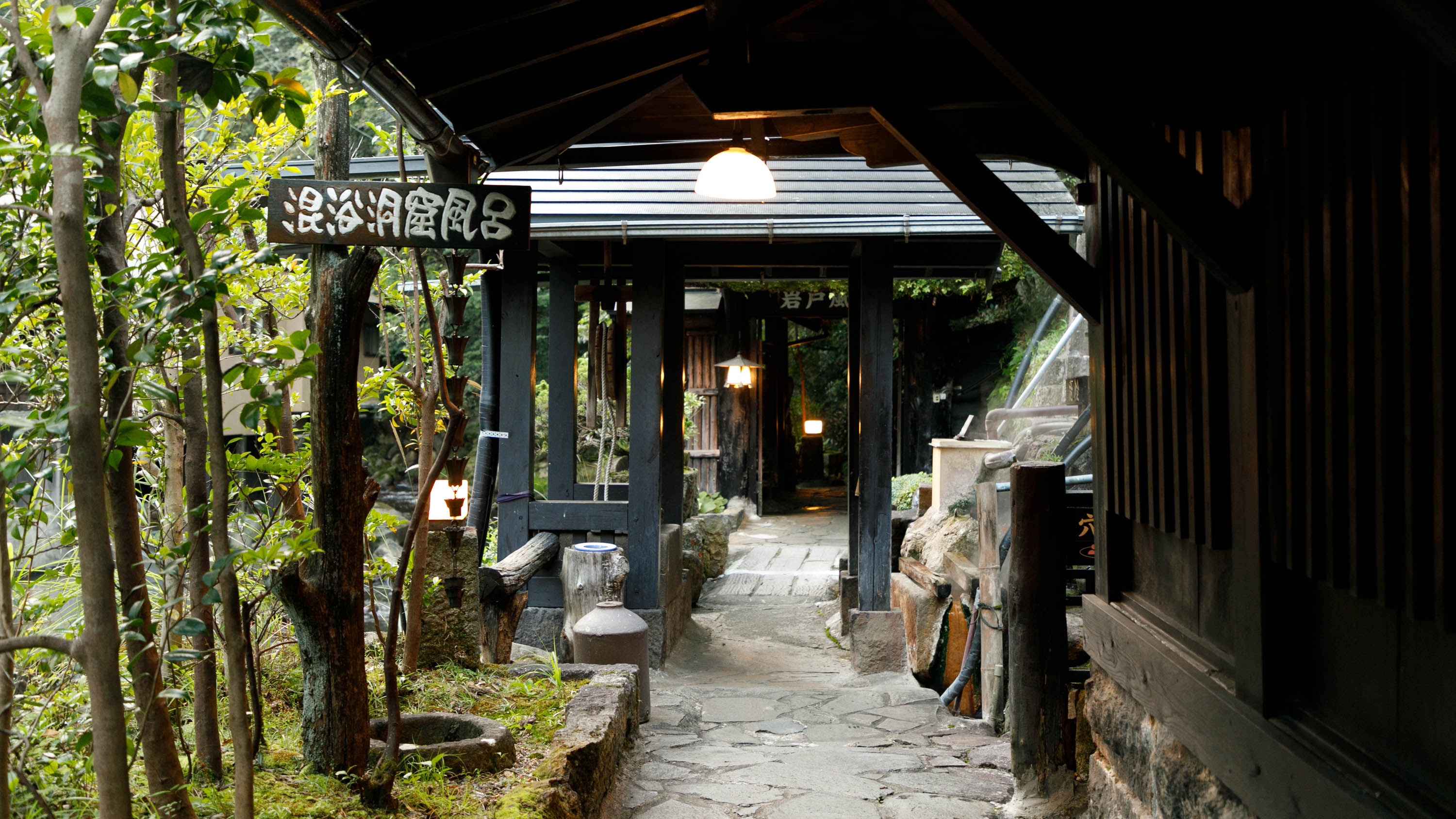 渓流の音に導かれながら、湯処へと向かう小道