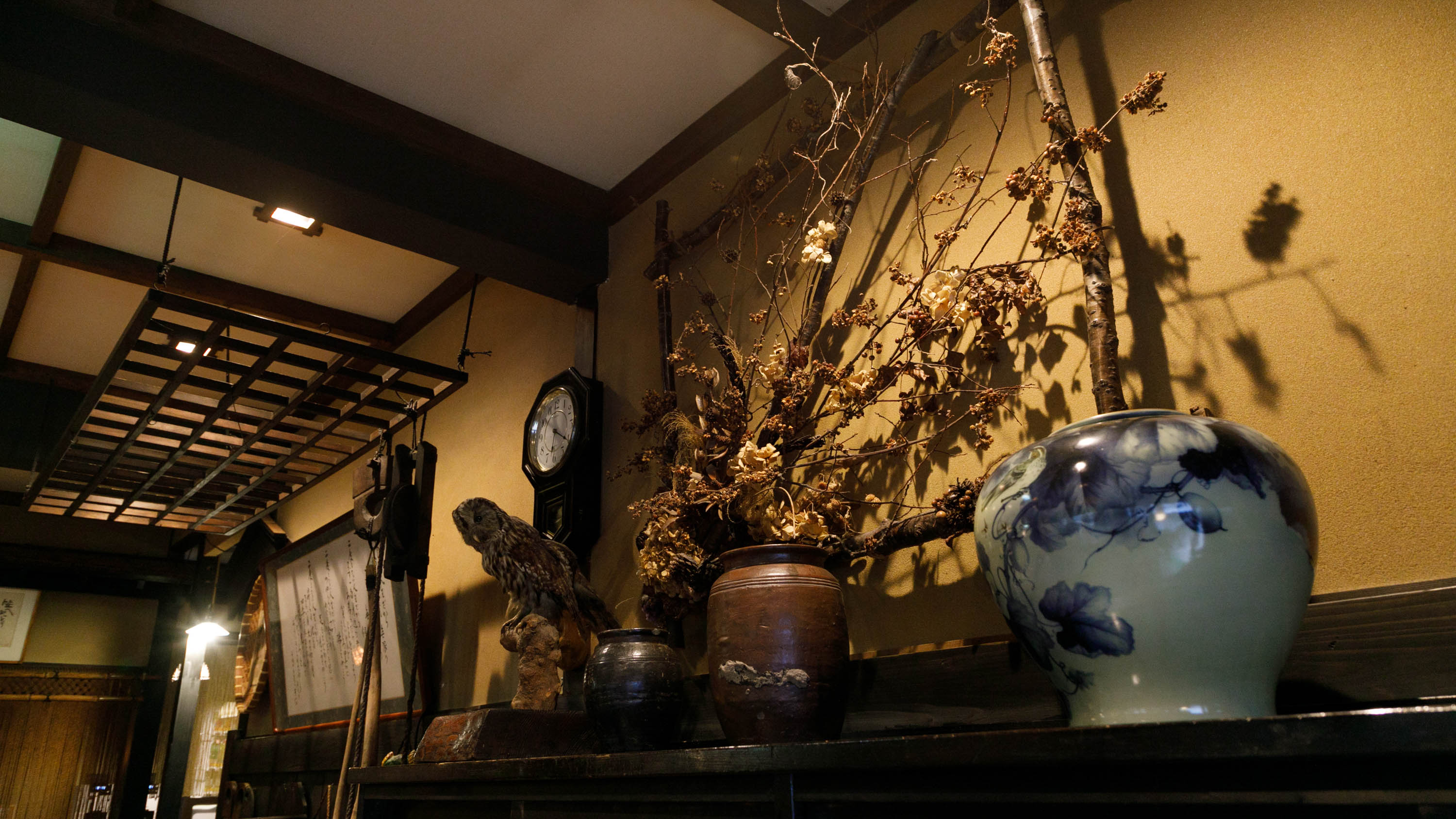 旅のはじまりを静かに迎える、昔ながらの帳場