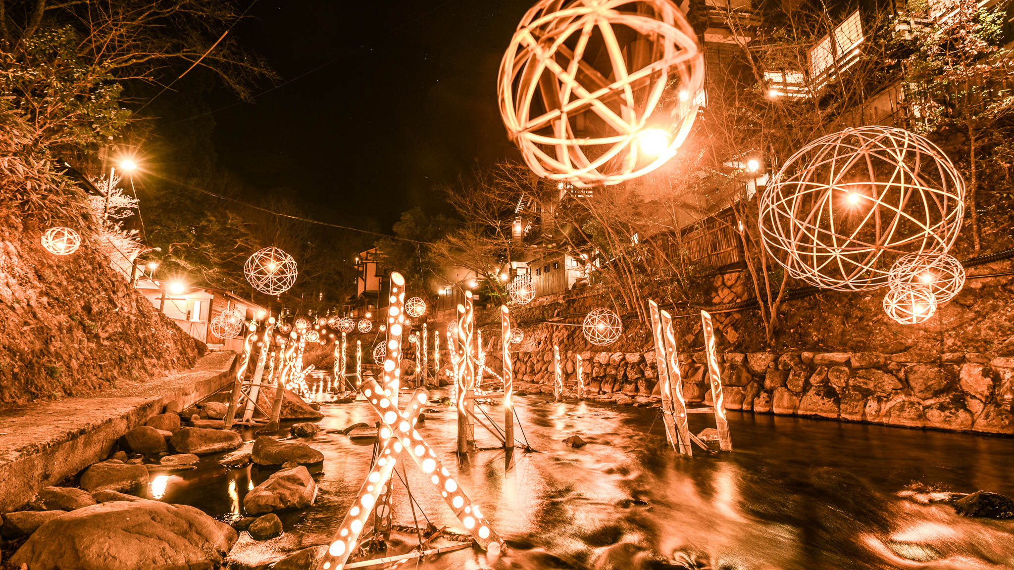 川沿いに灯る鞠灯篭が、夜の温泉街を包み込みます