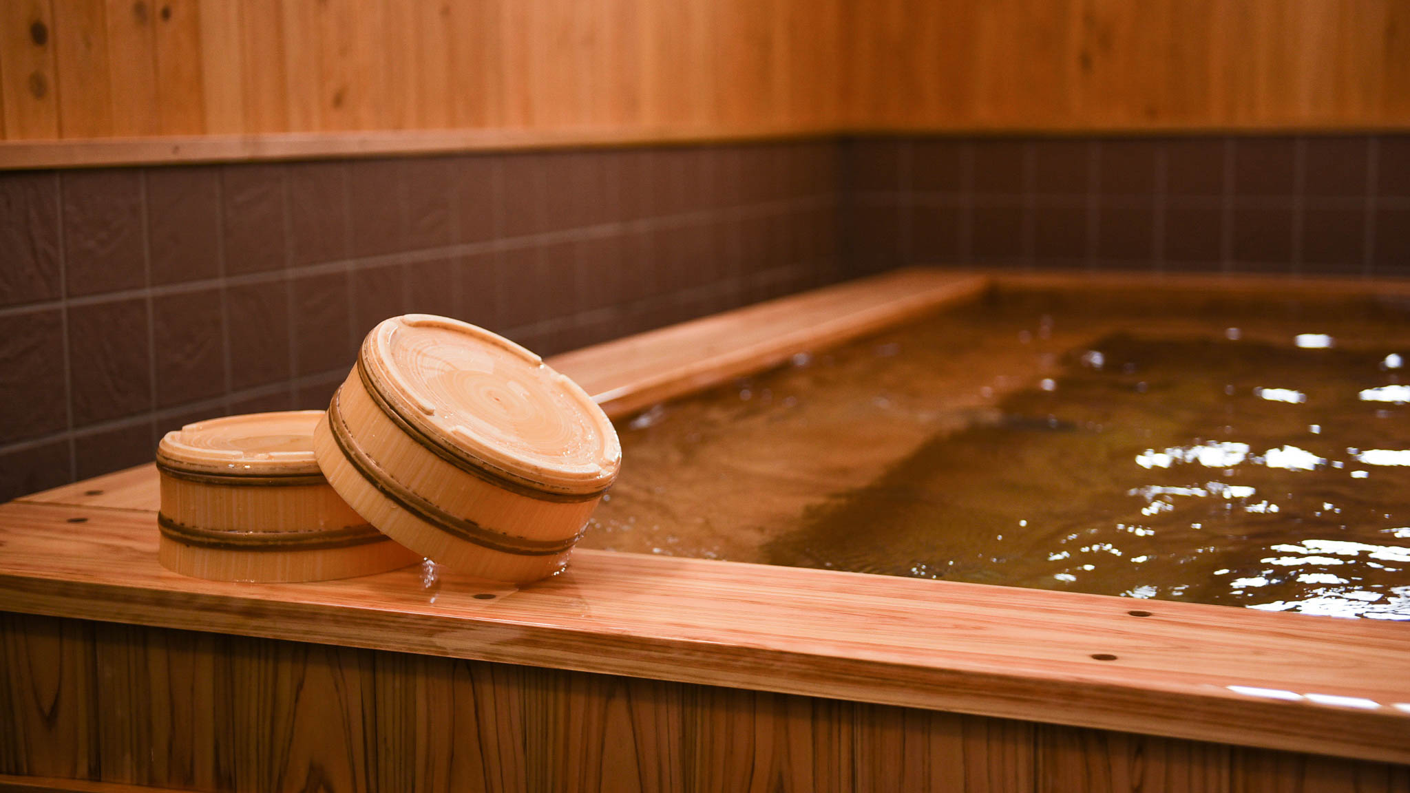 お肌をしっとり仕上げてくれる塩化物泉 ― 古くから健康の湯として重宝される硫酸塩泉